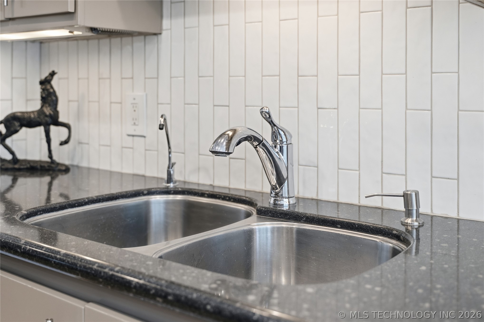 1227 S Lawton Avenue 14 Property Photo 11