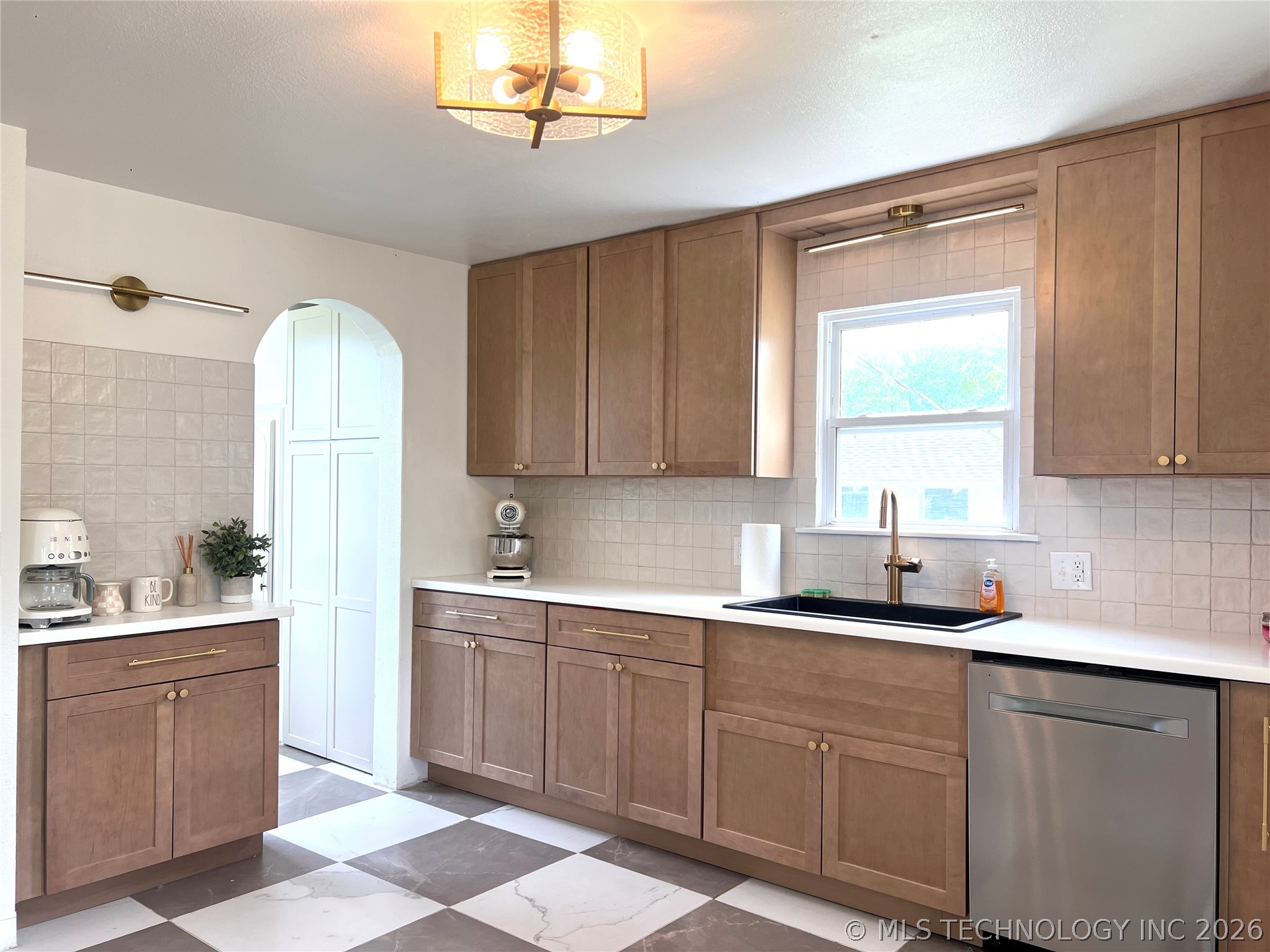 70 E Washington Avenue Property Photo 8
