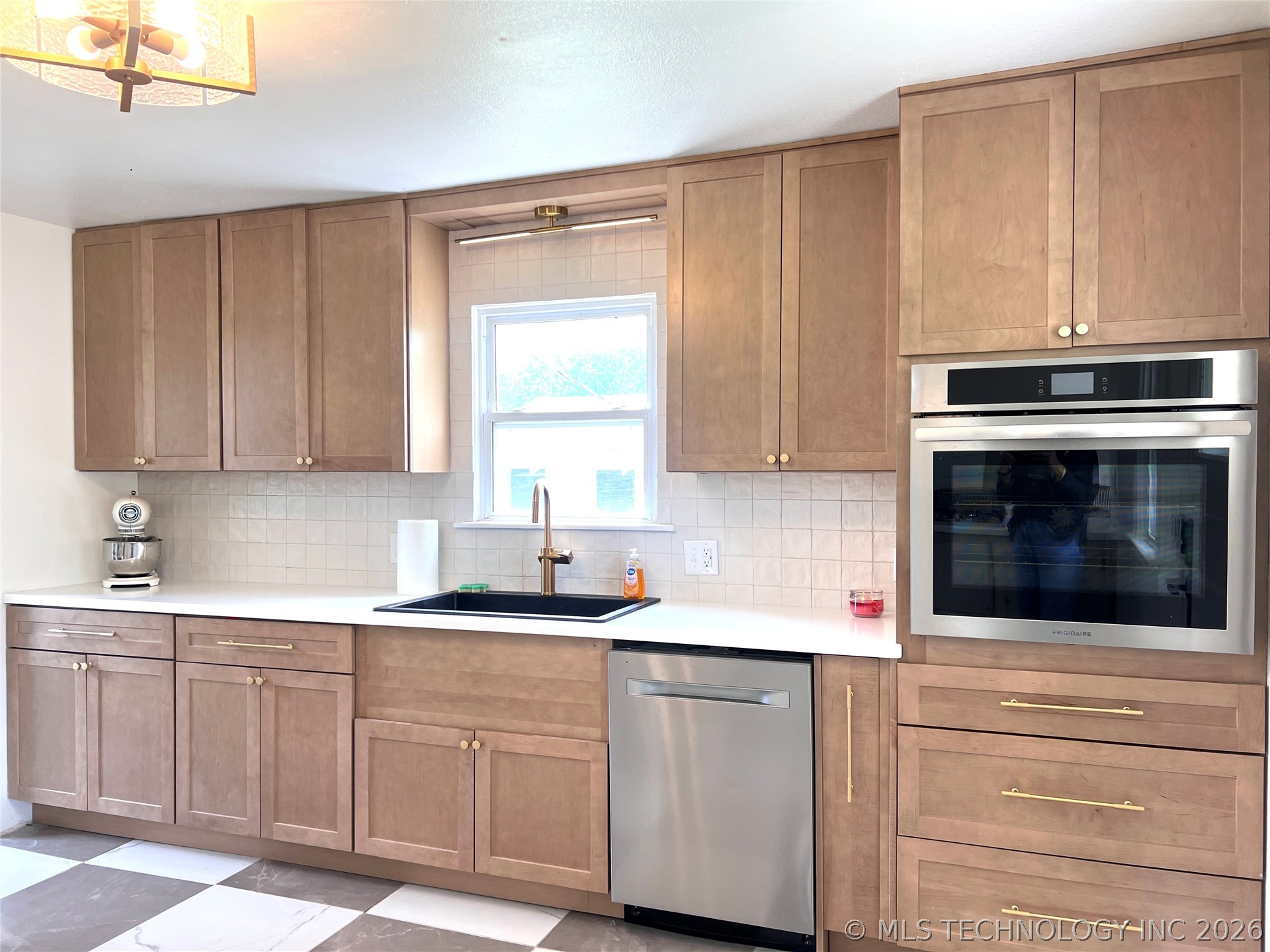 70 E Washington Avenue Property Photo 9