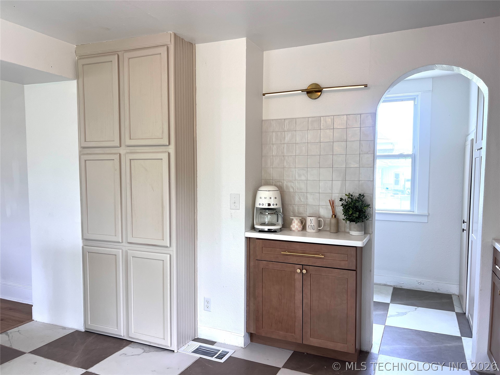 70 E Washington Avenue Property Photo 13