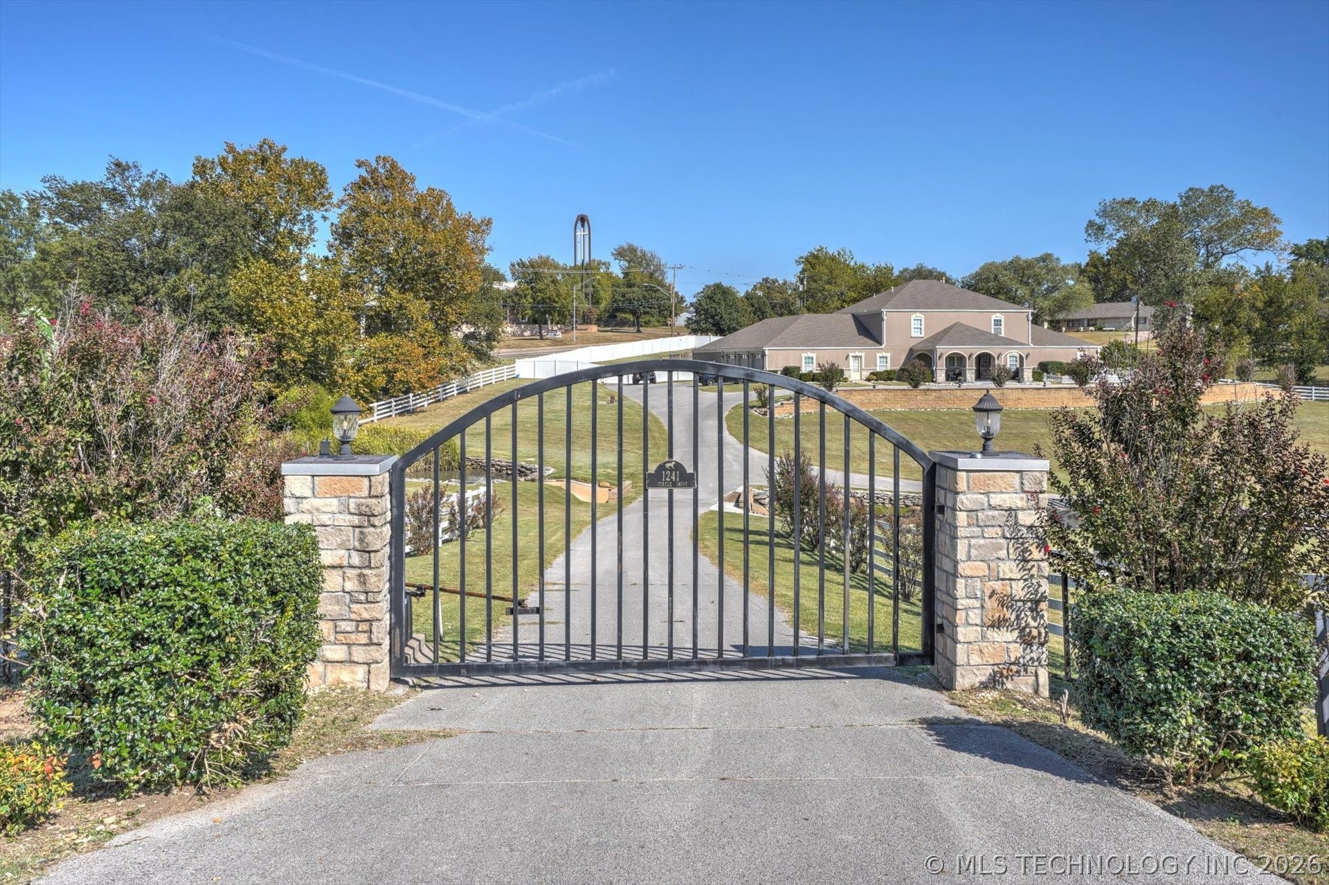 1241 Circle Drive Property Photo 3