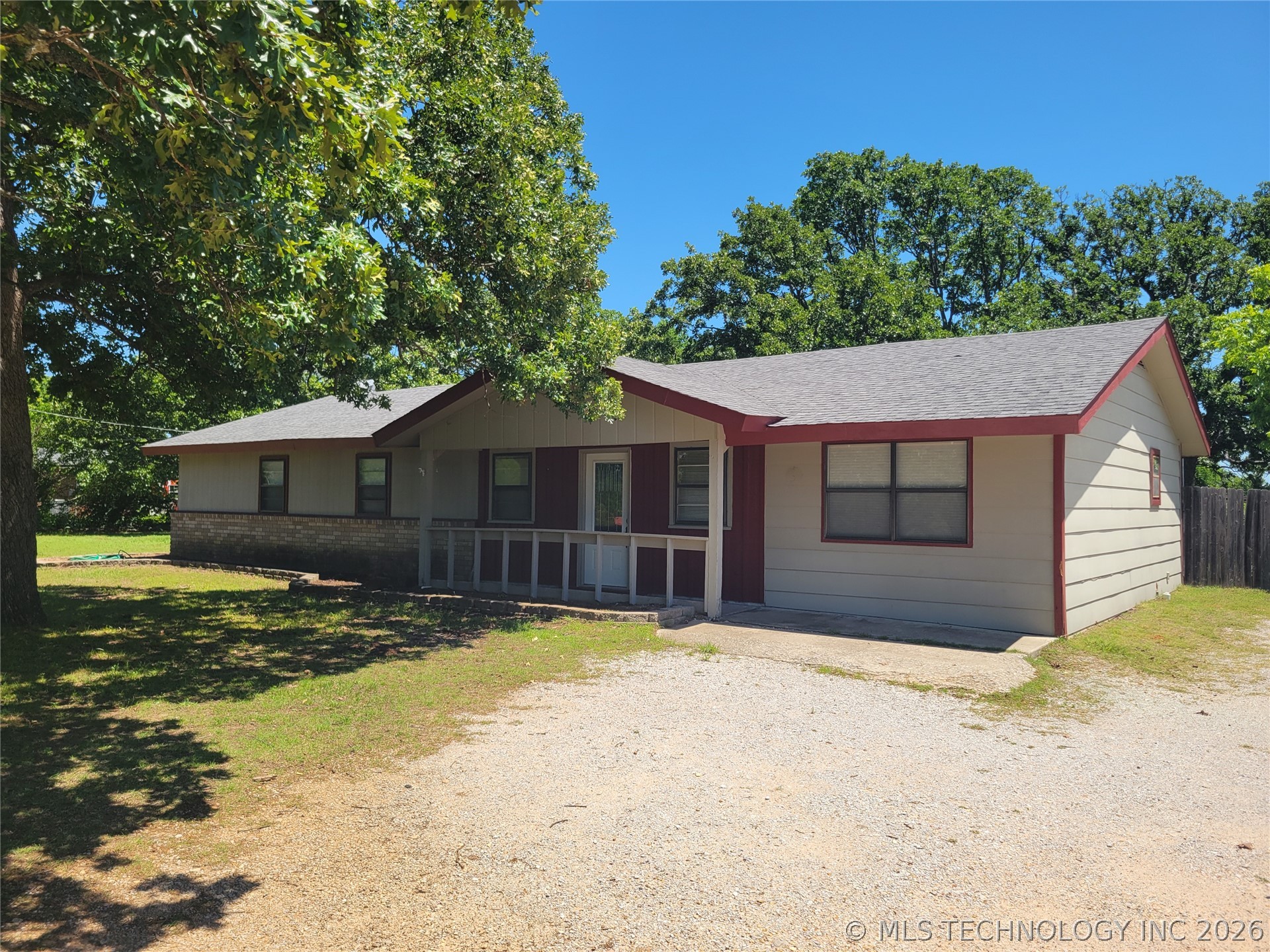 1034 Oak Property Photo 3