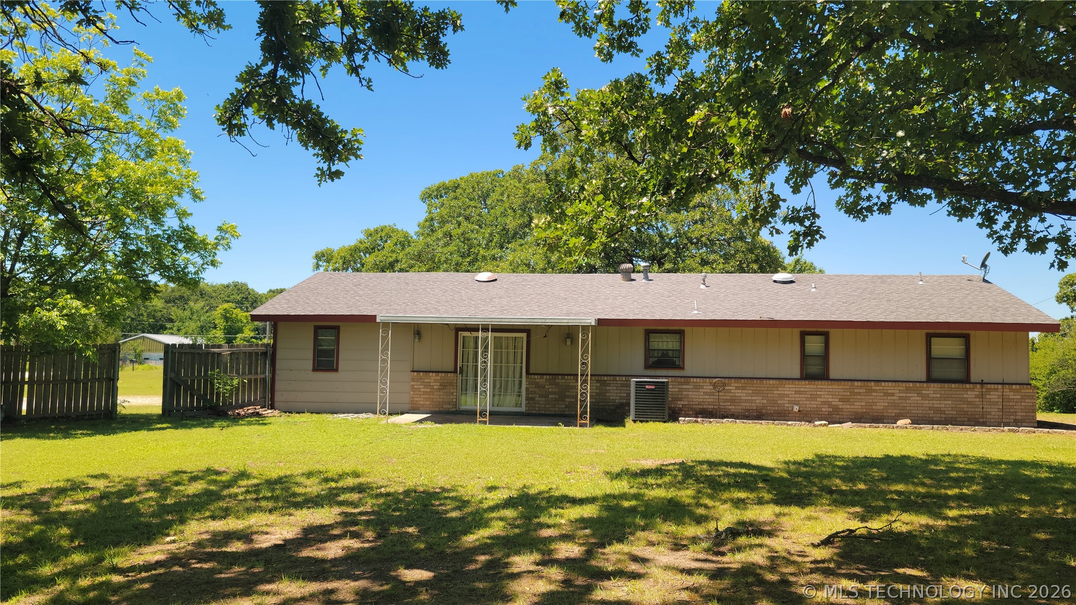 1034 Oak Property Photo 4