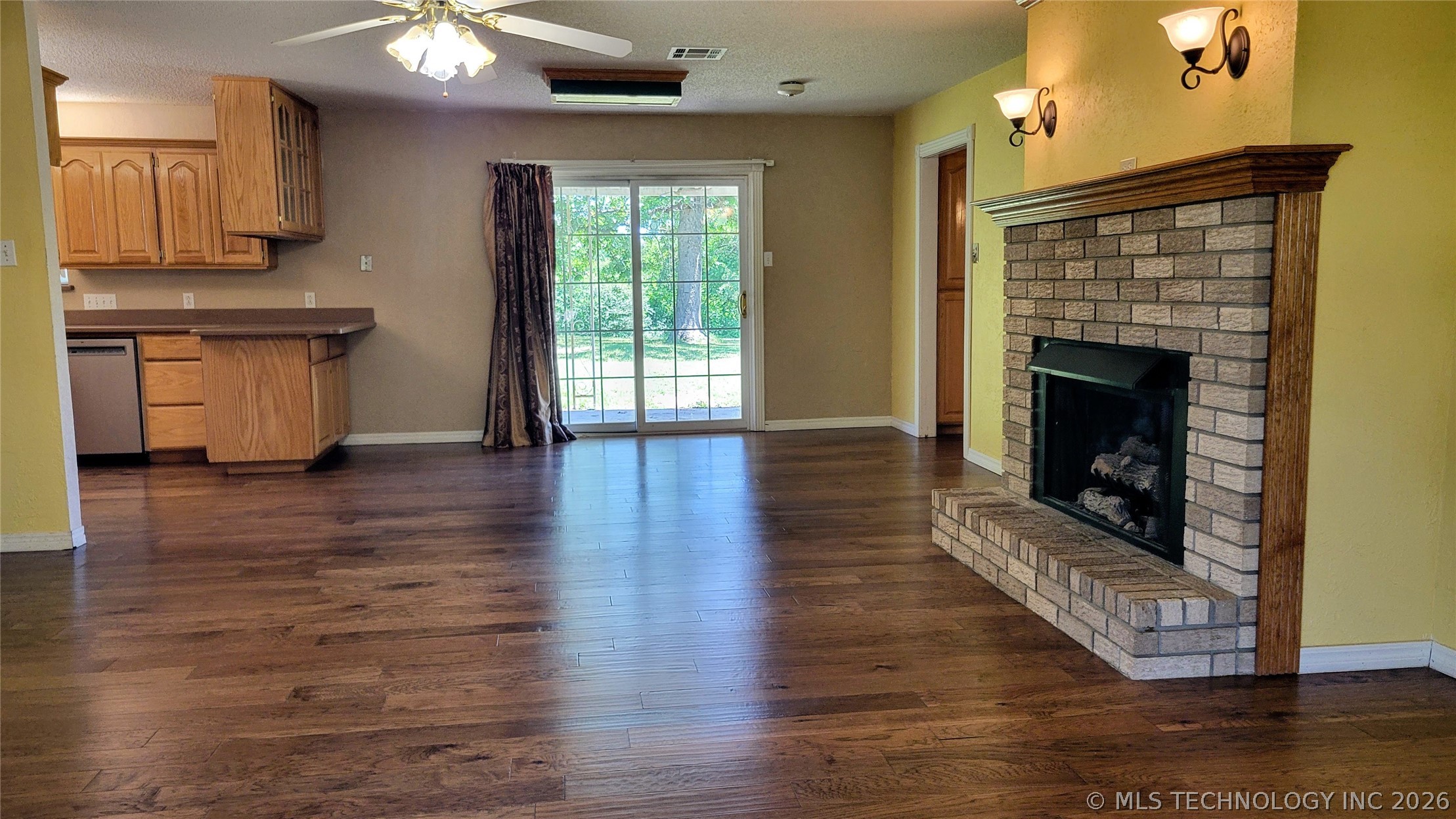 1034 Oak Property Photo 6