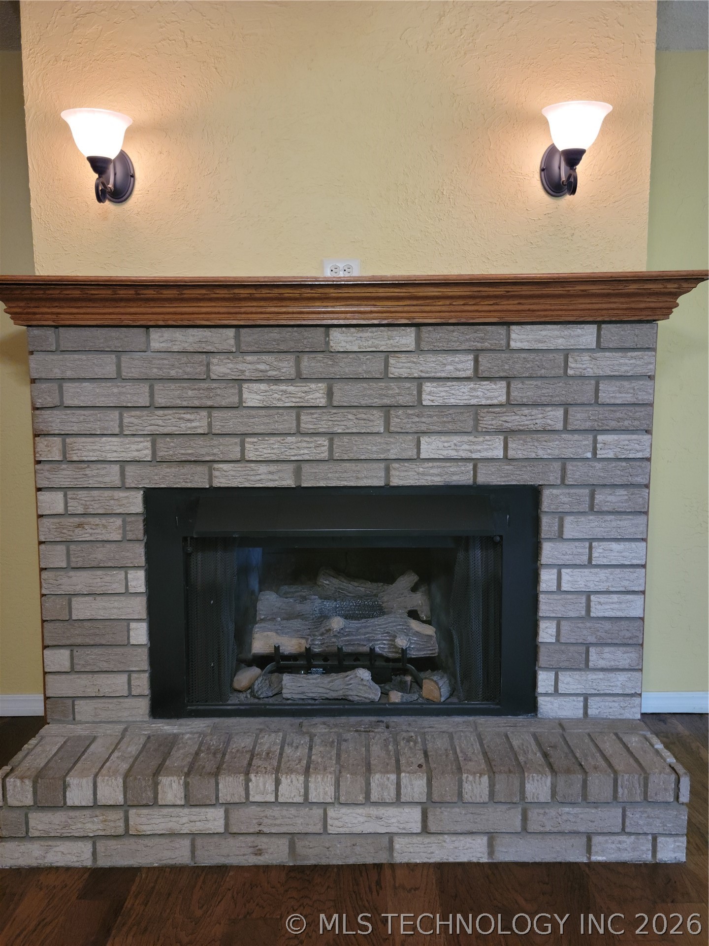 1034 Oak Property Photo 7