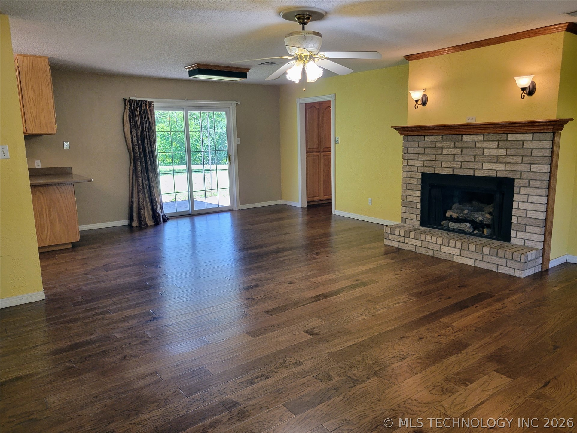 1034 Oak Property Photo 8