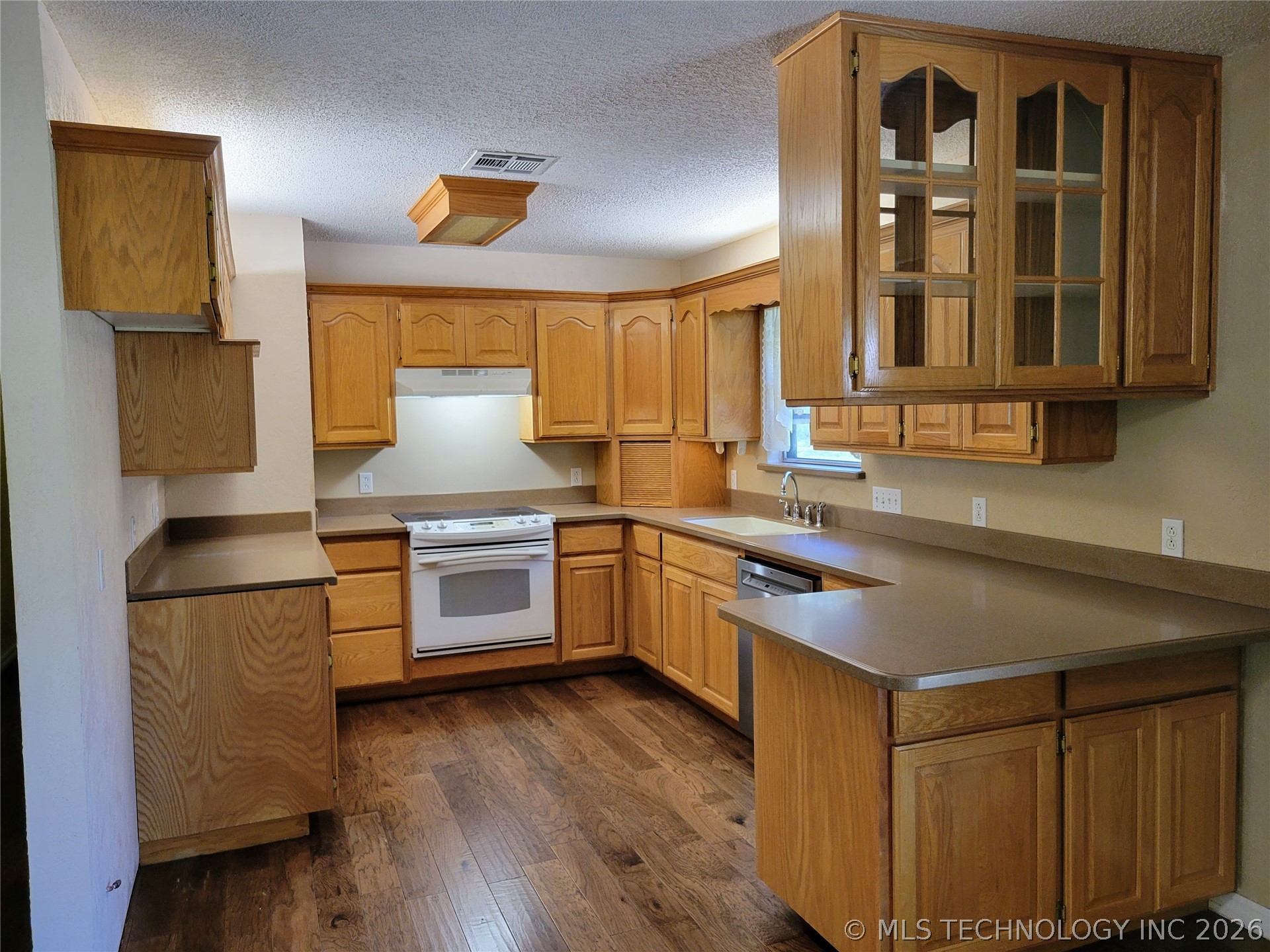 1034 Oak Property Photo 9