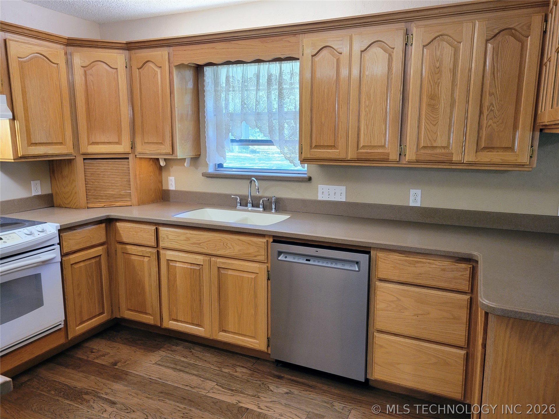 1034 Oak Property Photo 13