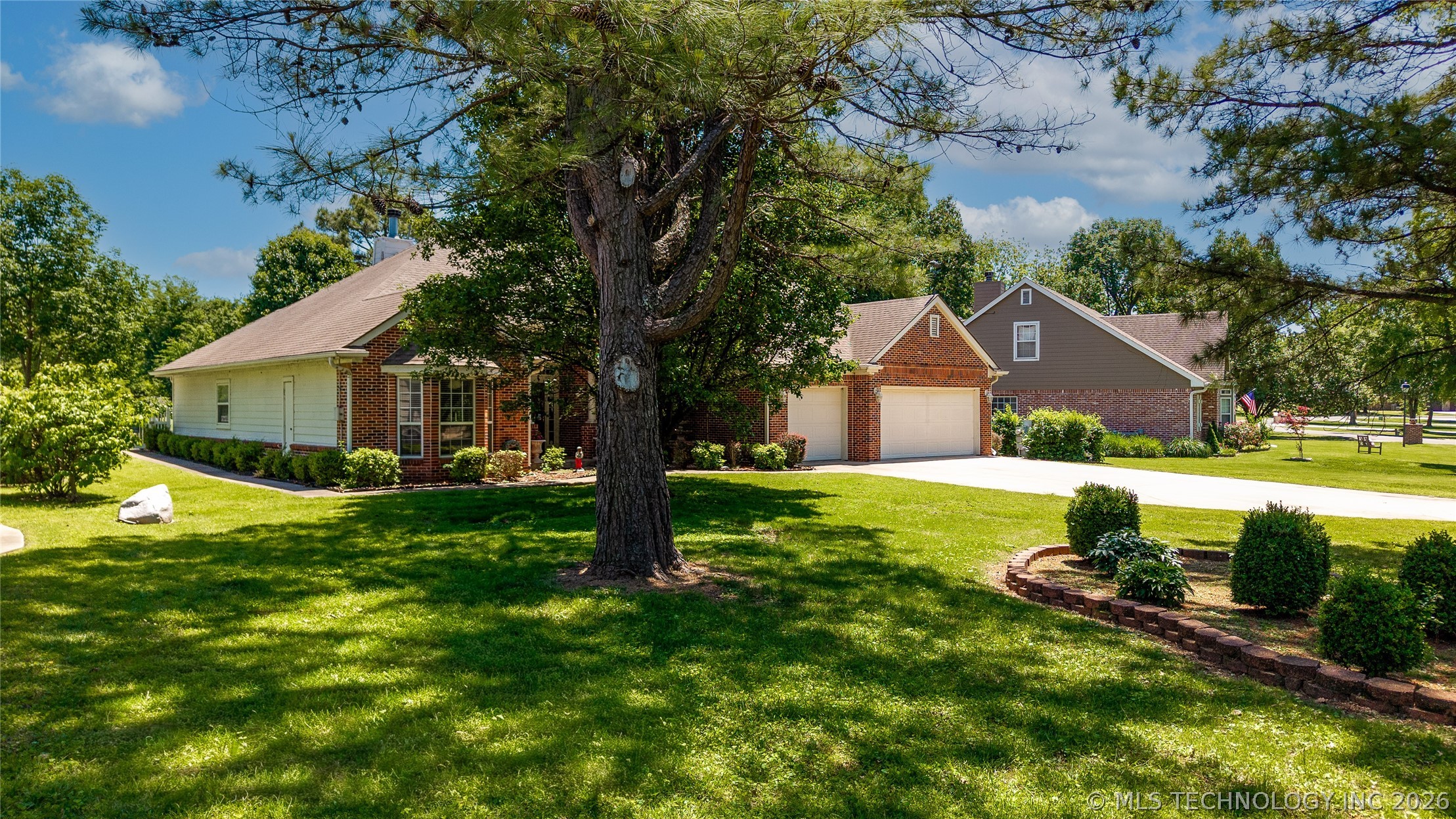 5080 Lake Breeze Road Property Photo 4