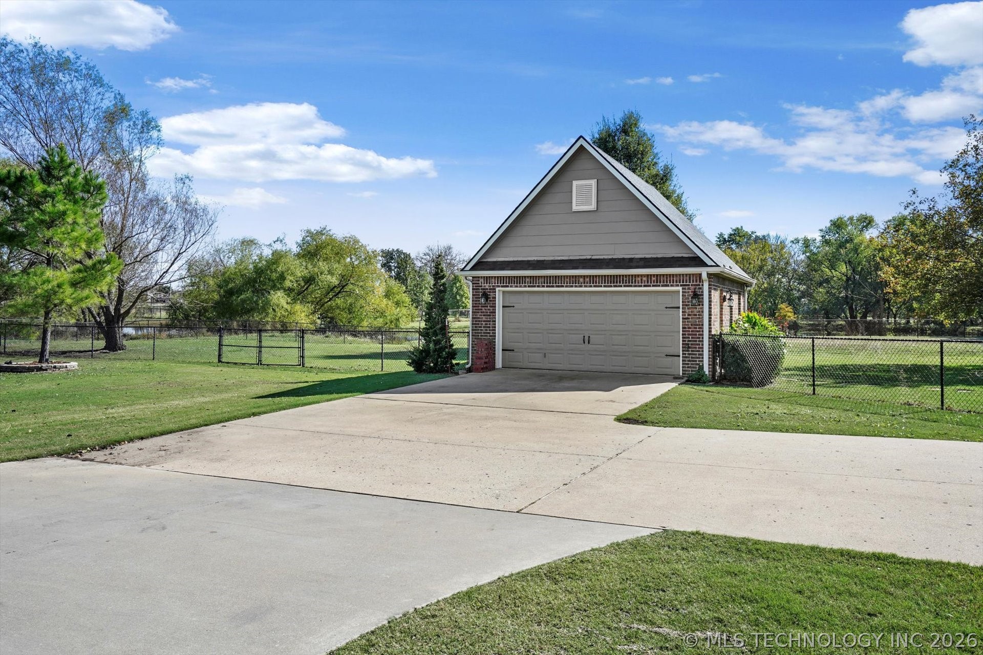 2406 E Fairfield Court Property Photo 5