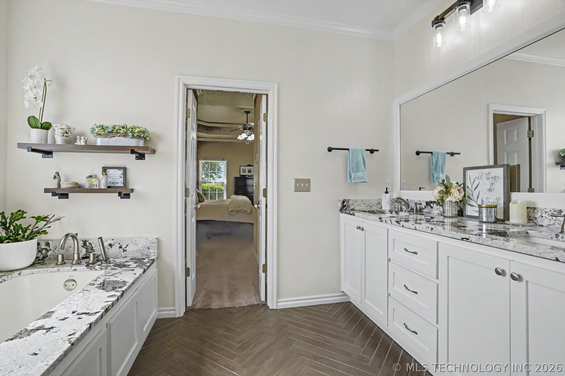 2406 E Fairfield Court Property Photo 24