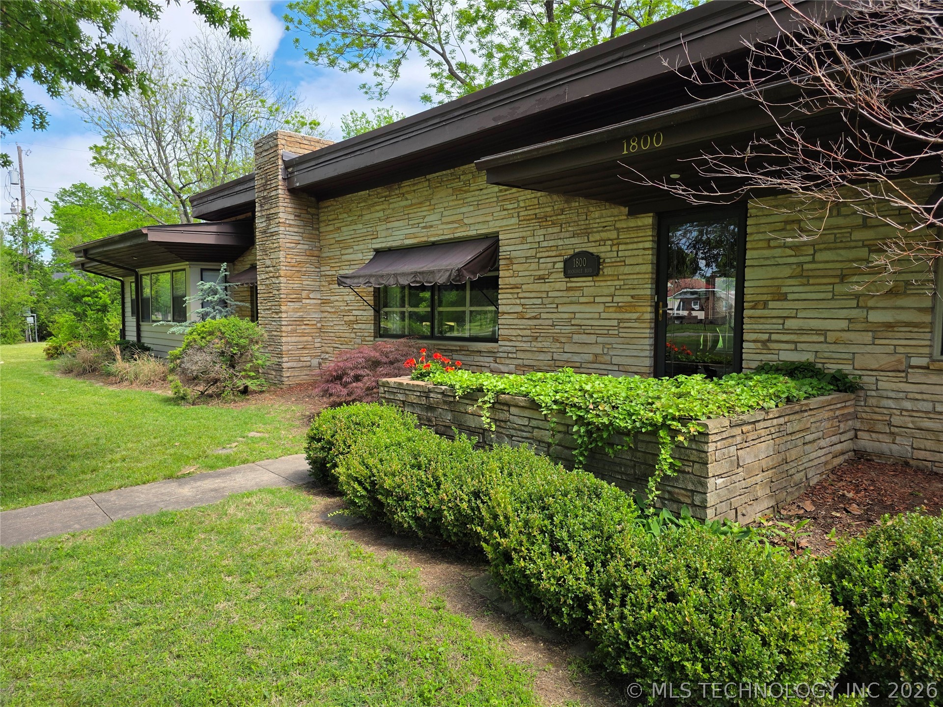1800 Rockdale Boulevard Property Photo 4