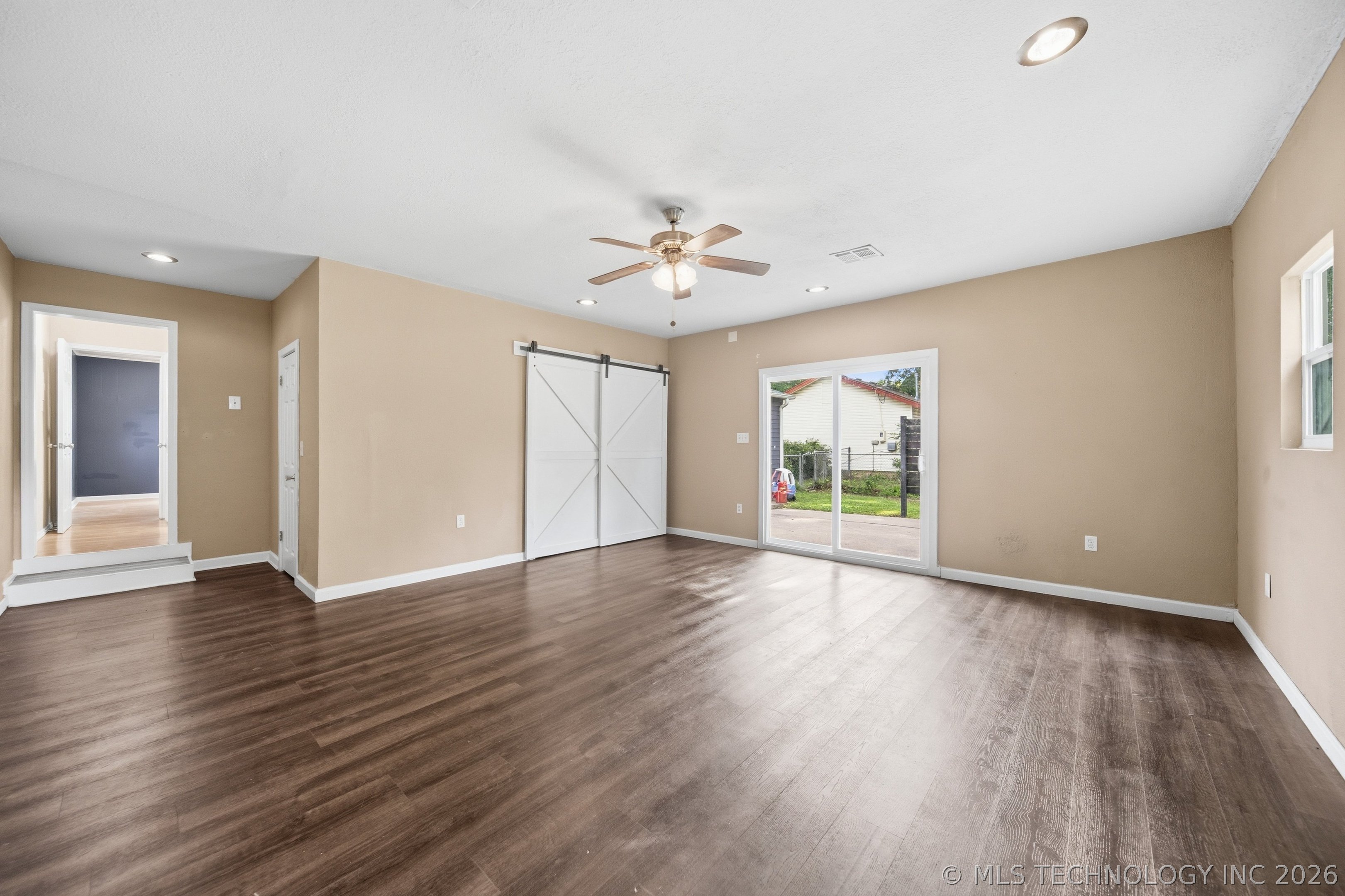 213 E 12th Place Property Photo 20