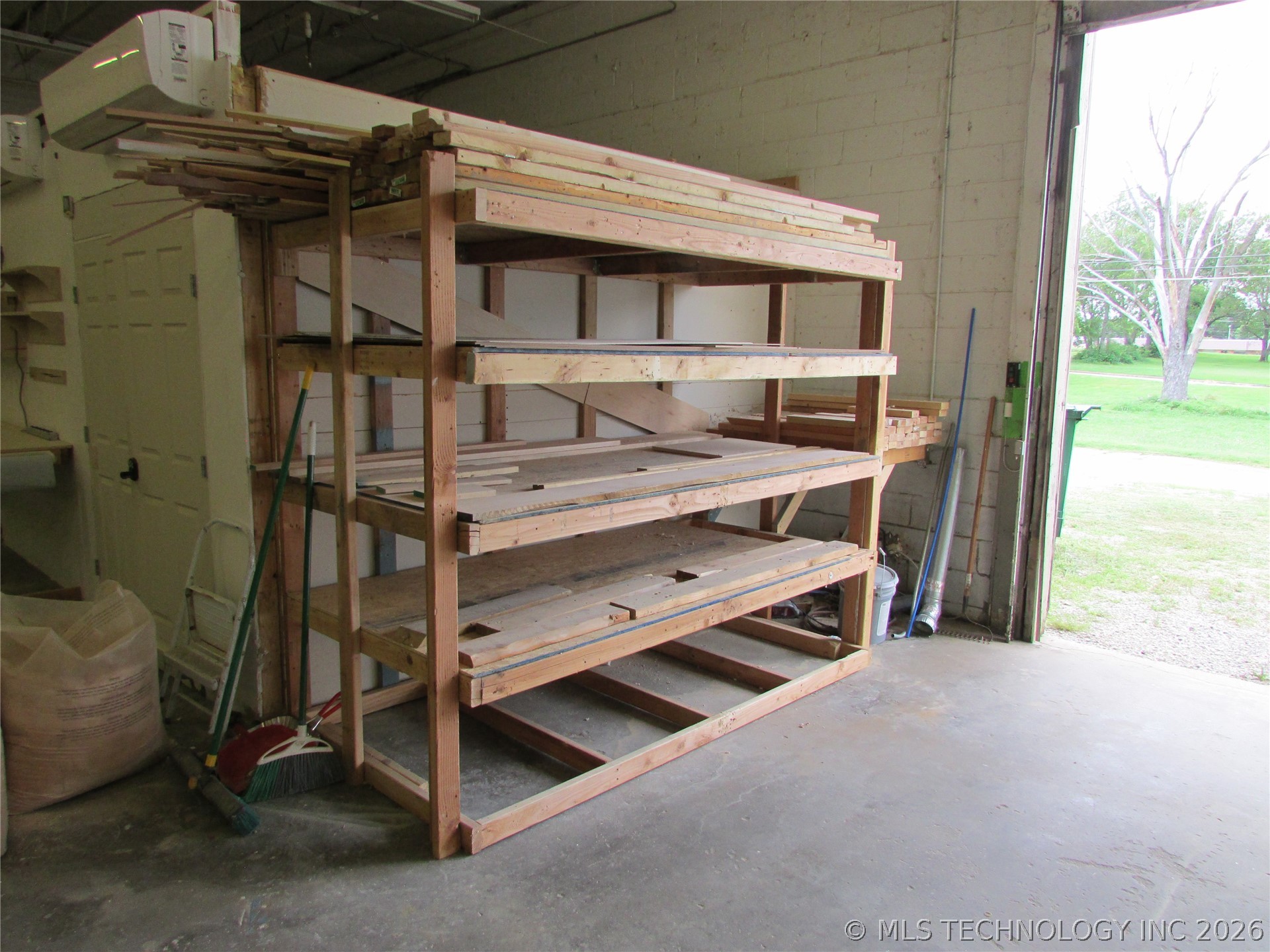 131 Se Cholwell Avenue Property Photo 10