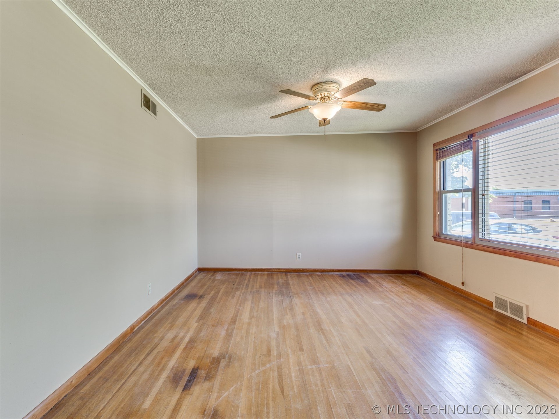 10909 E 5th Street Property Photo 9