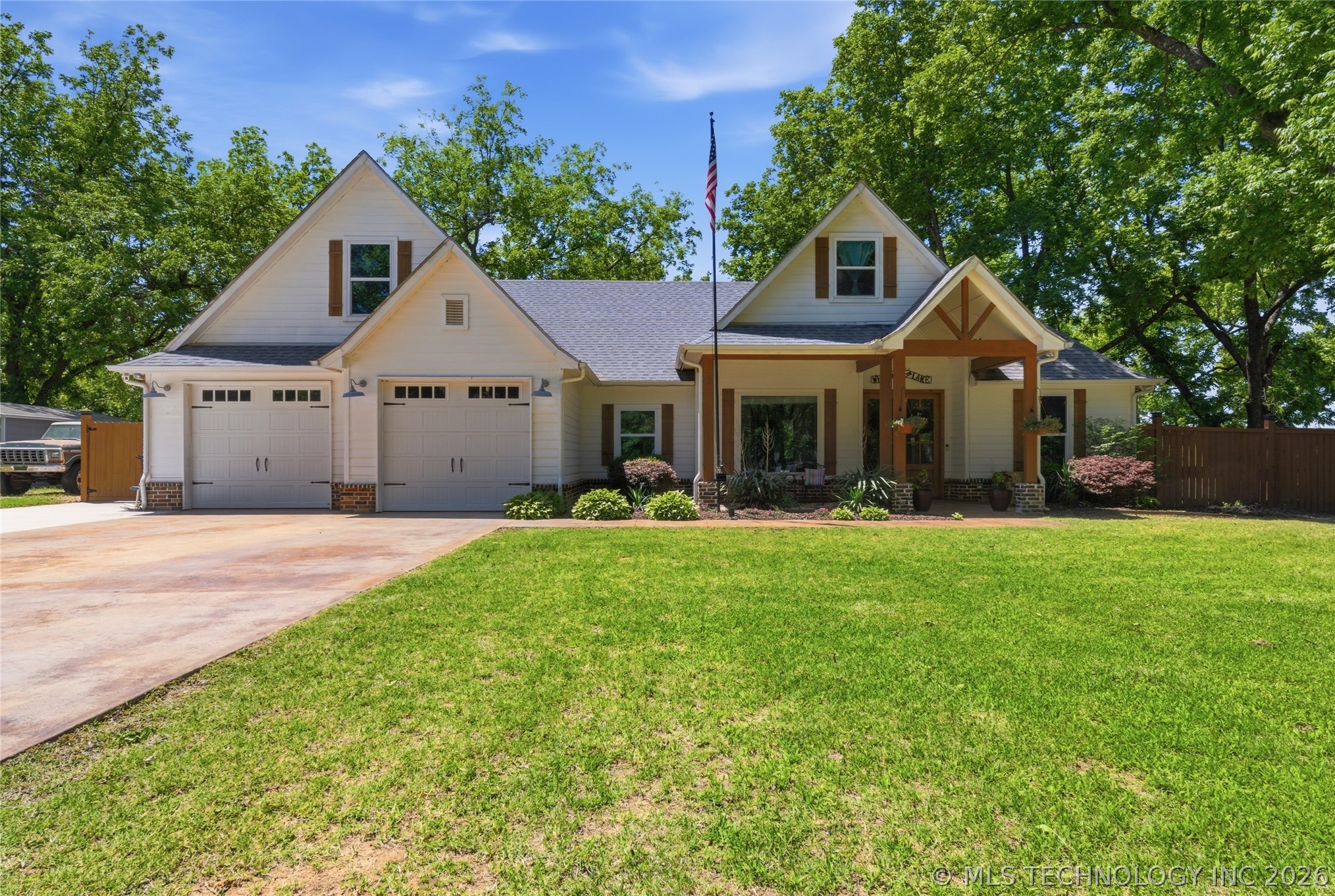 893 N E Property Photo 1