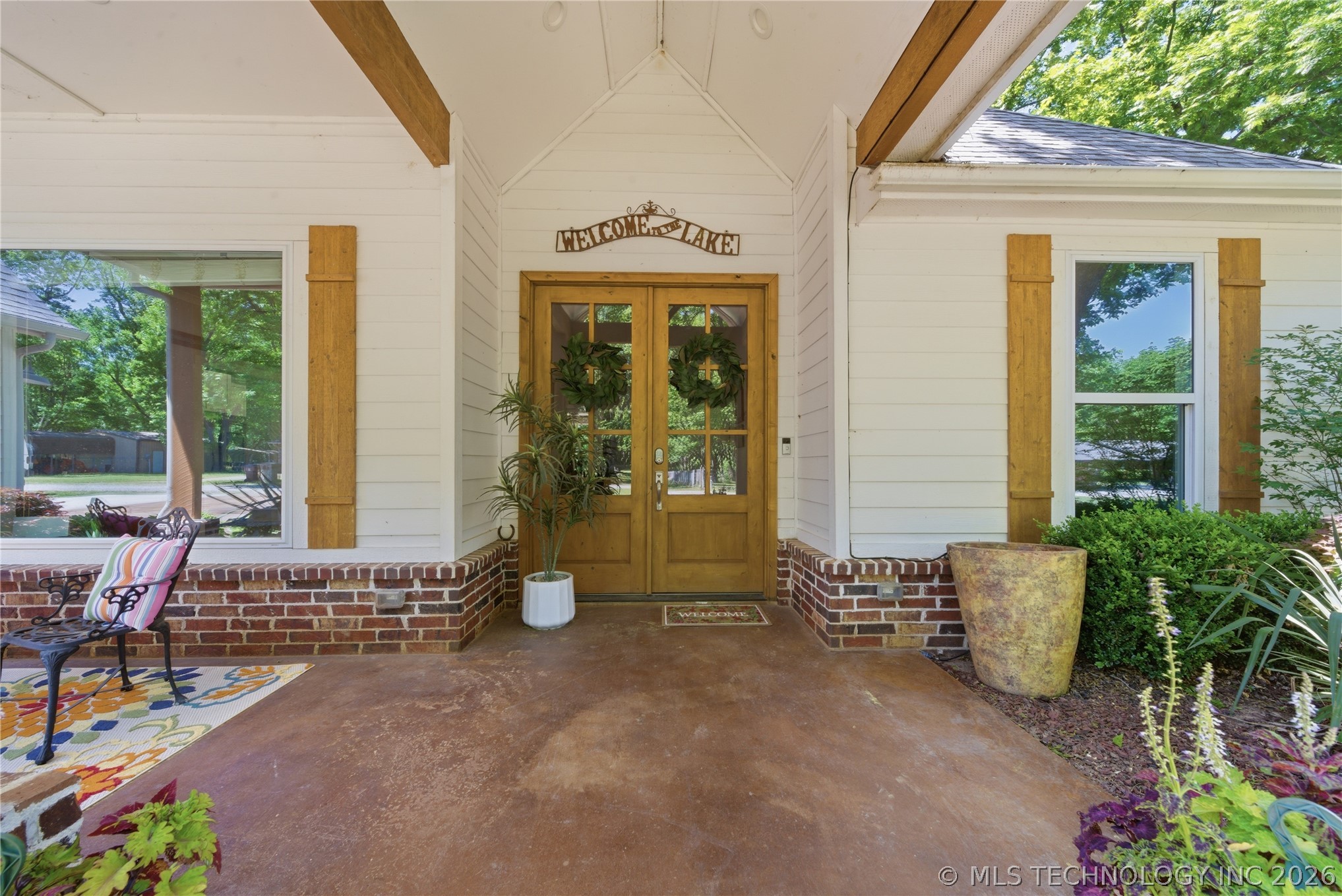 893 N E Property Photo 3