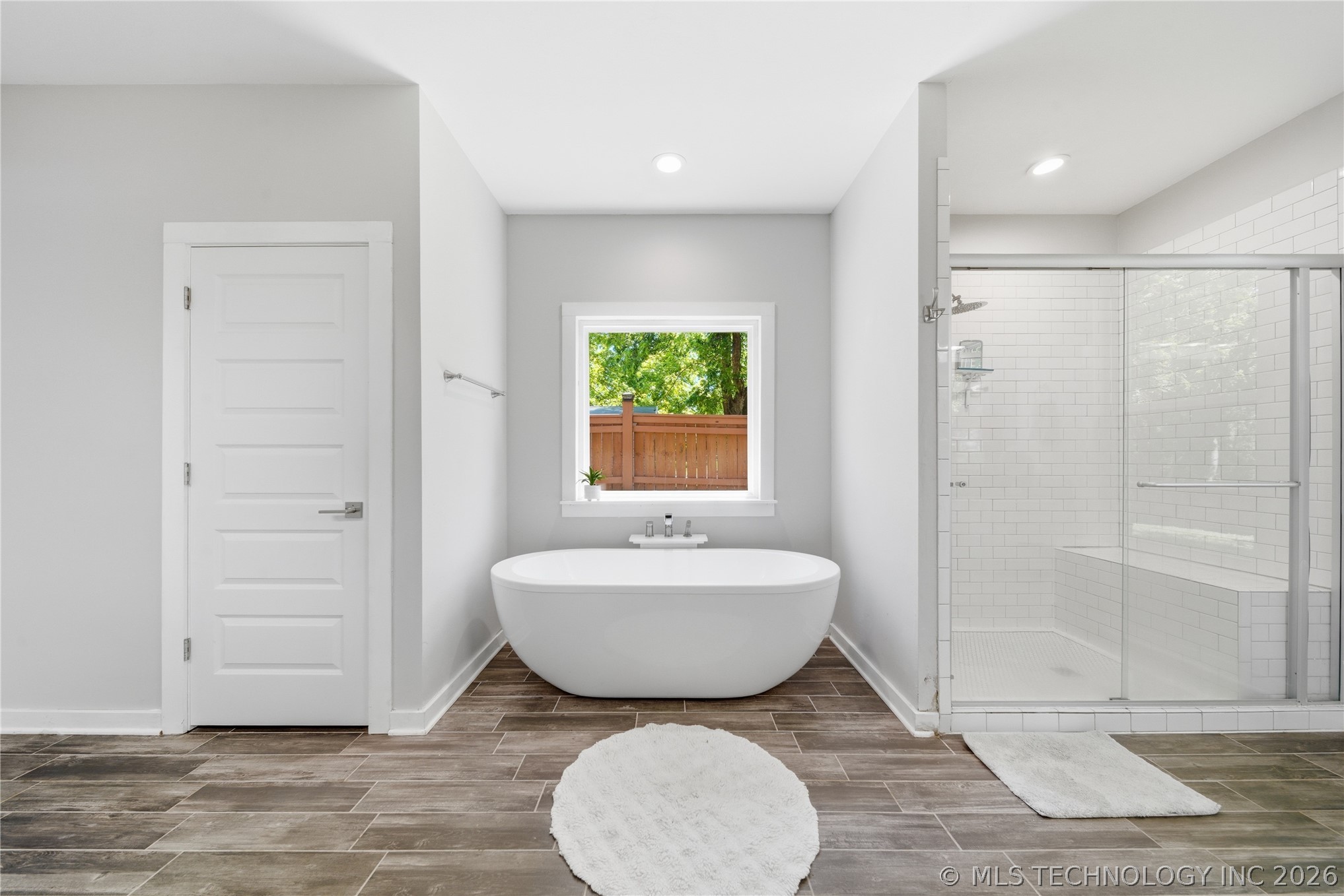 893 N E Property Photo 24