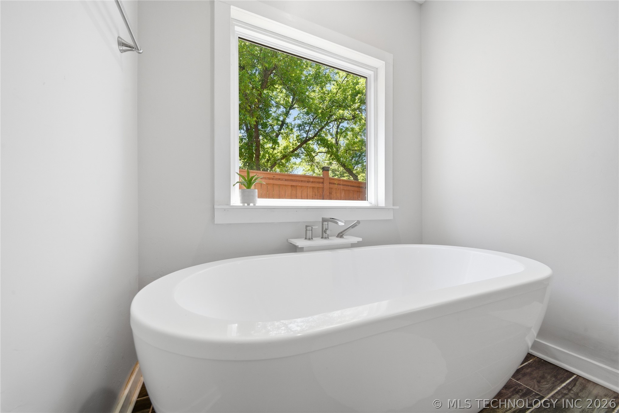 893 N E Property Photo 25