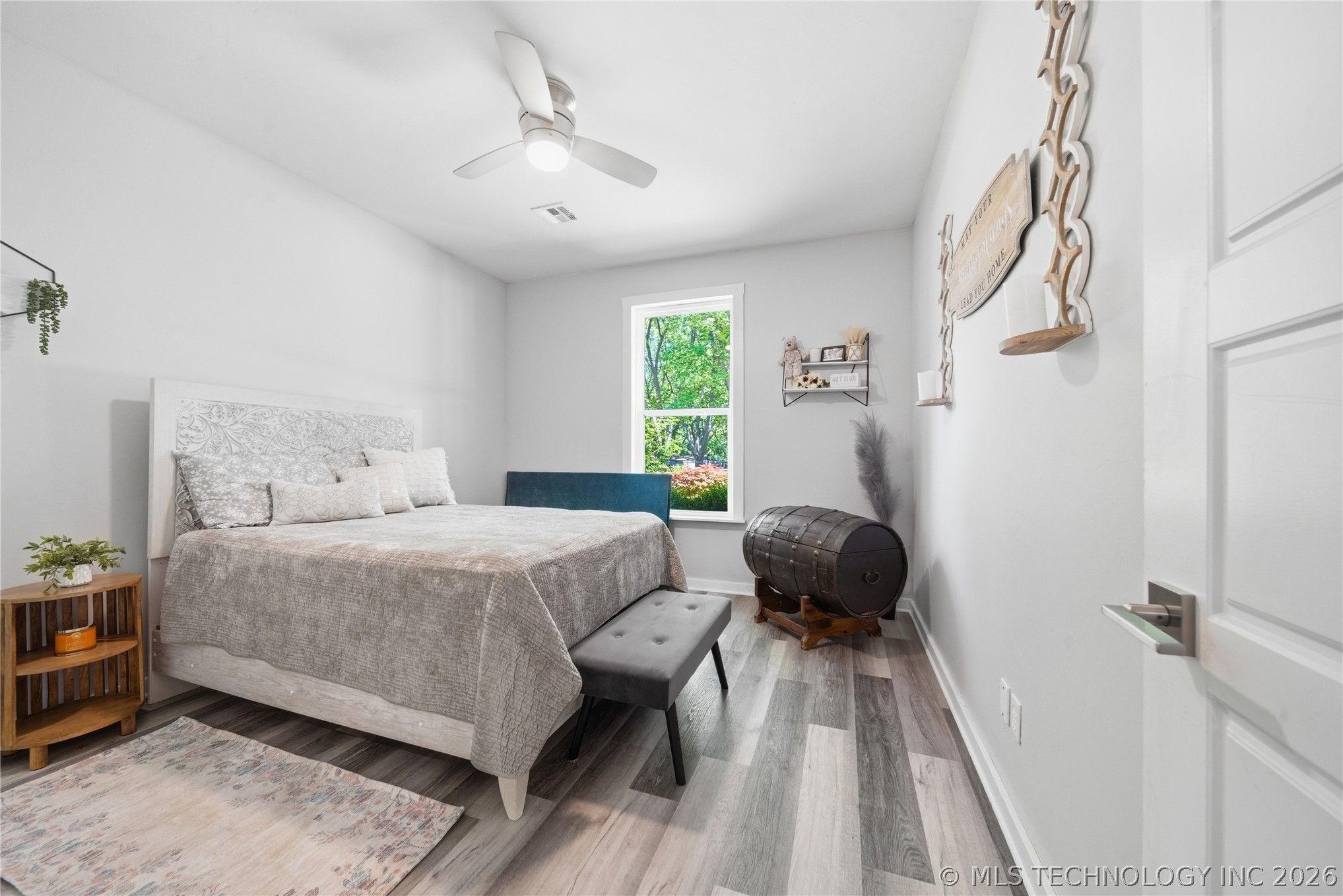 893 N E Property Photo 27