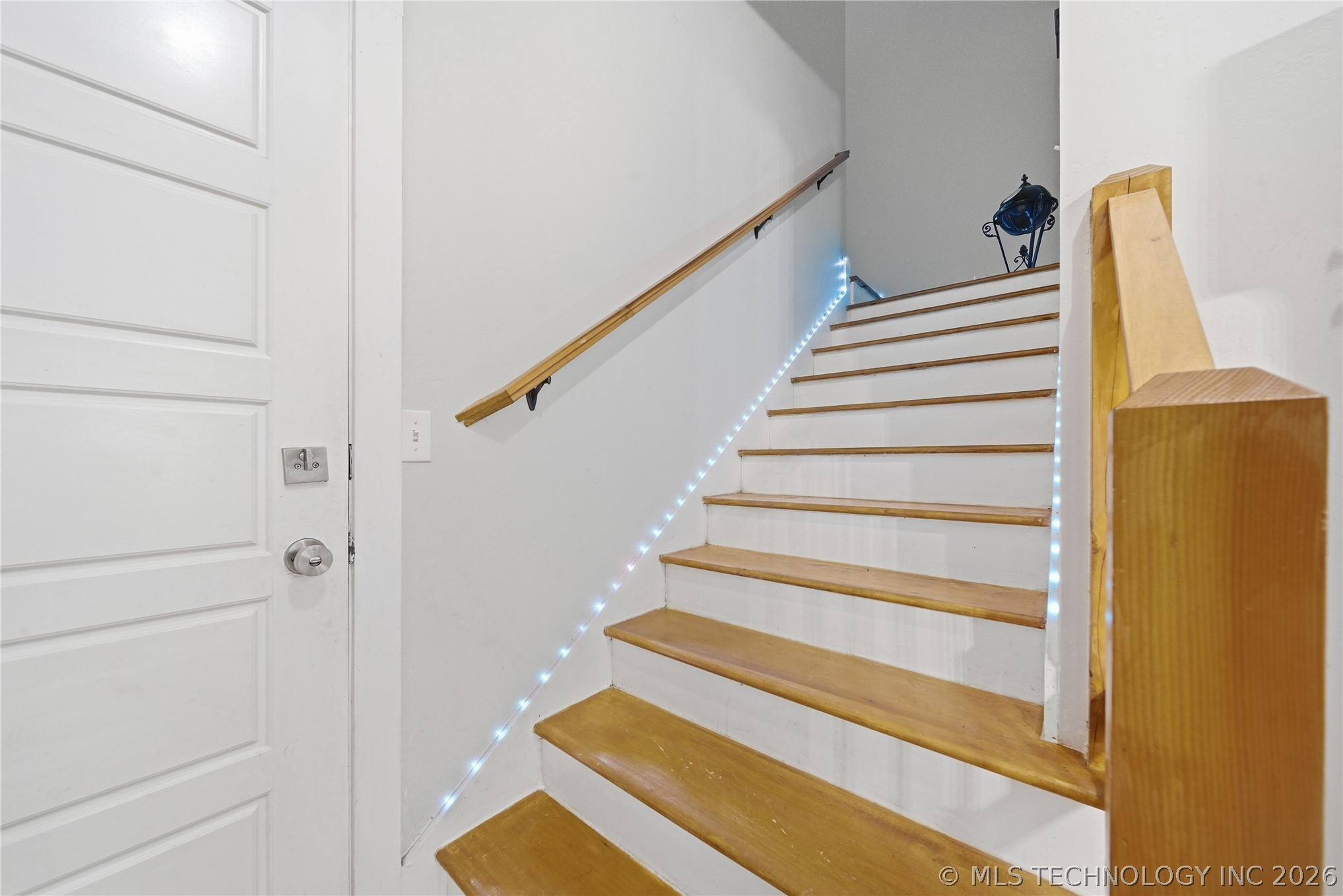 893 N E Property Photo 28