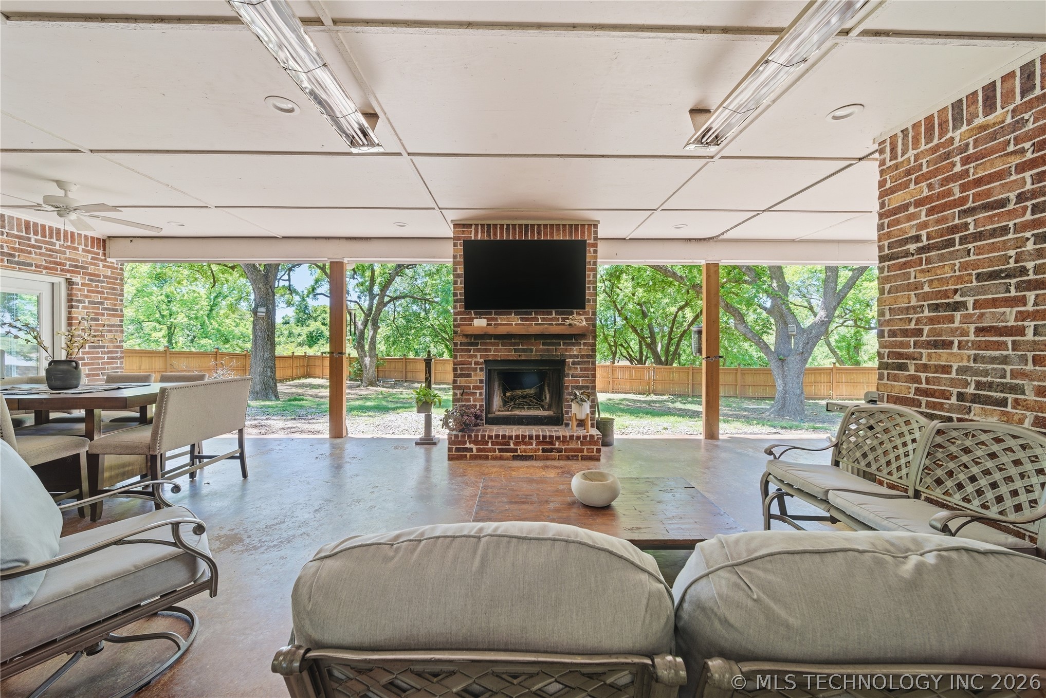 893 N E Property Photo 36