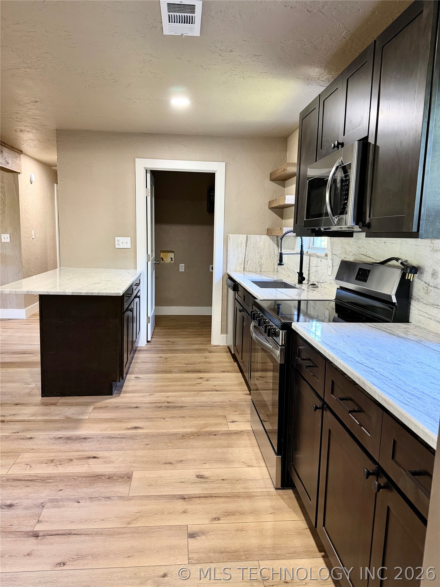 7199 Twin Oak Property Photo 4