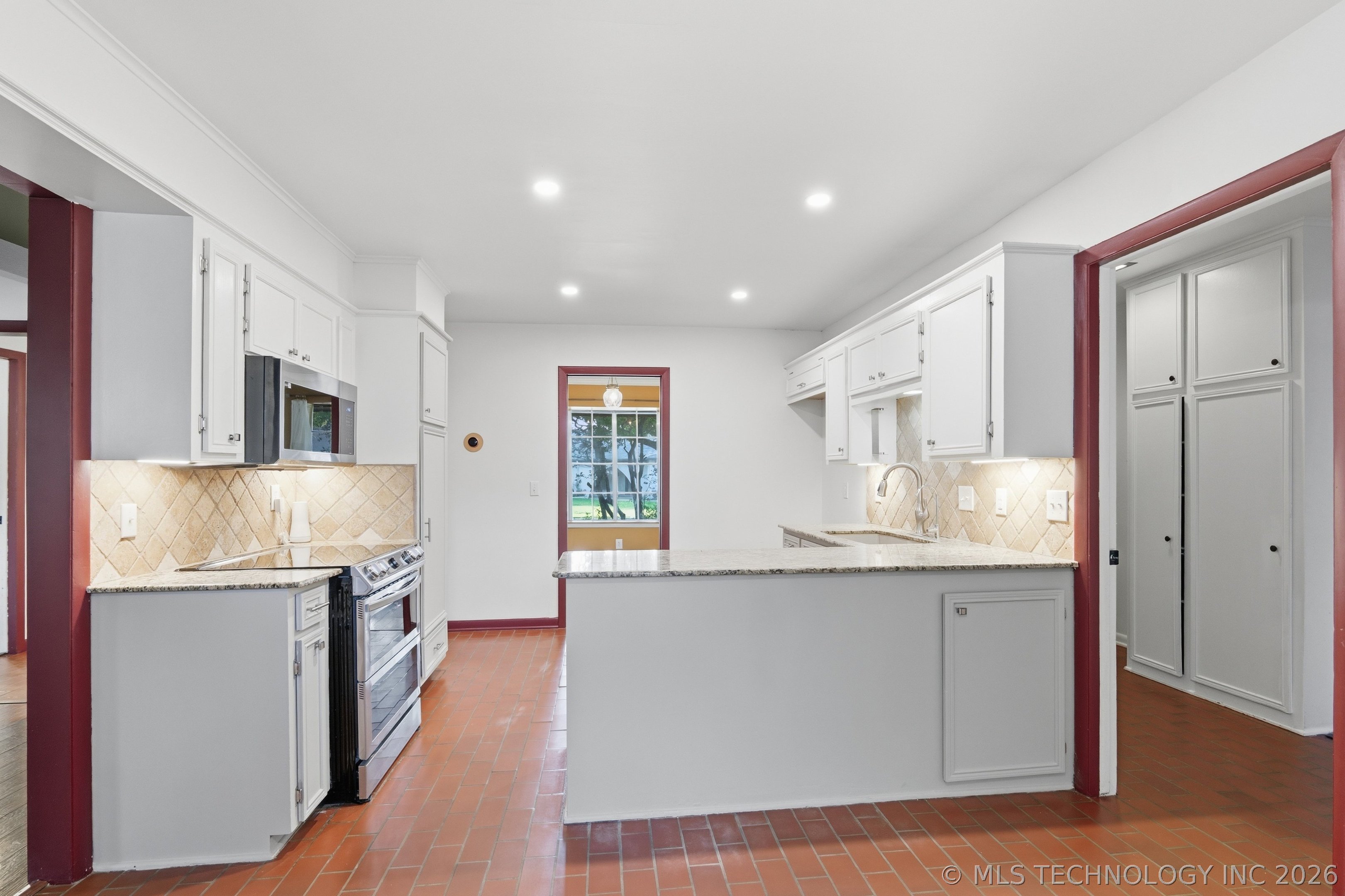 4631 S Maplewood Avenue Property Photo 9