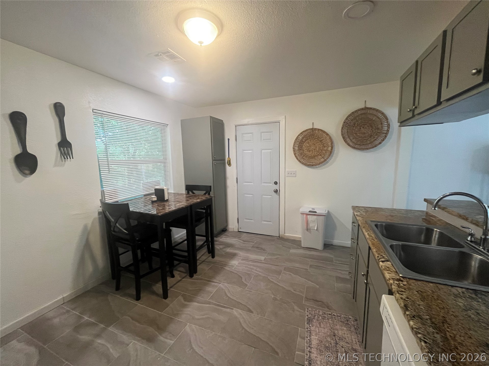 2014 N Delaware Place Property Photo 6