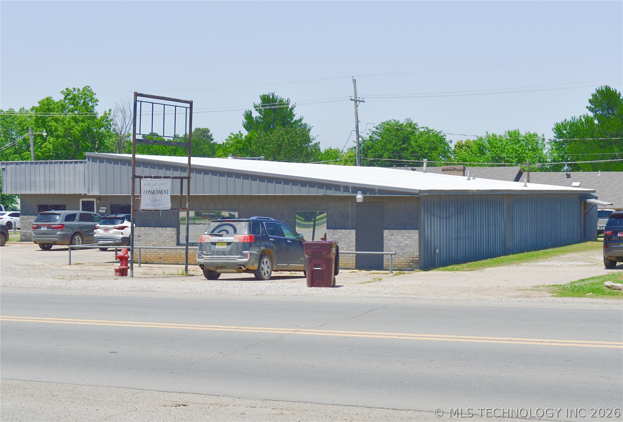 1207 E Jackson Property Photo 4