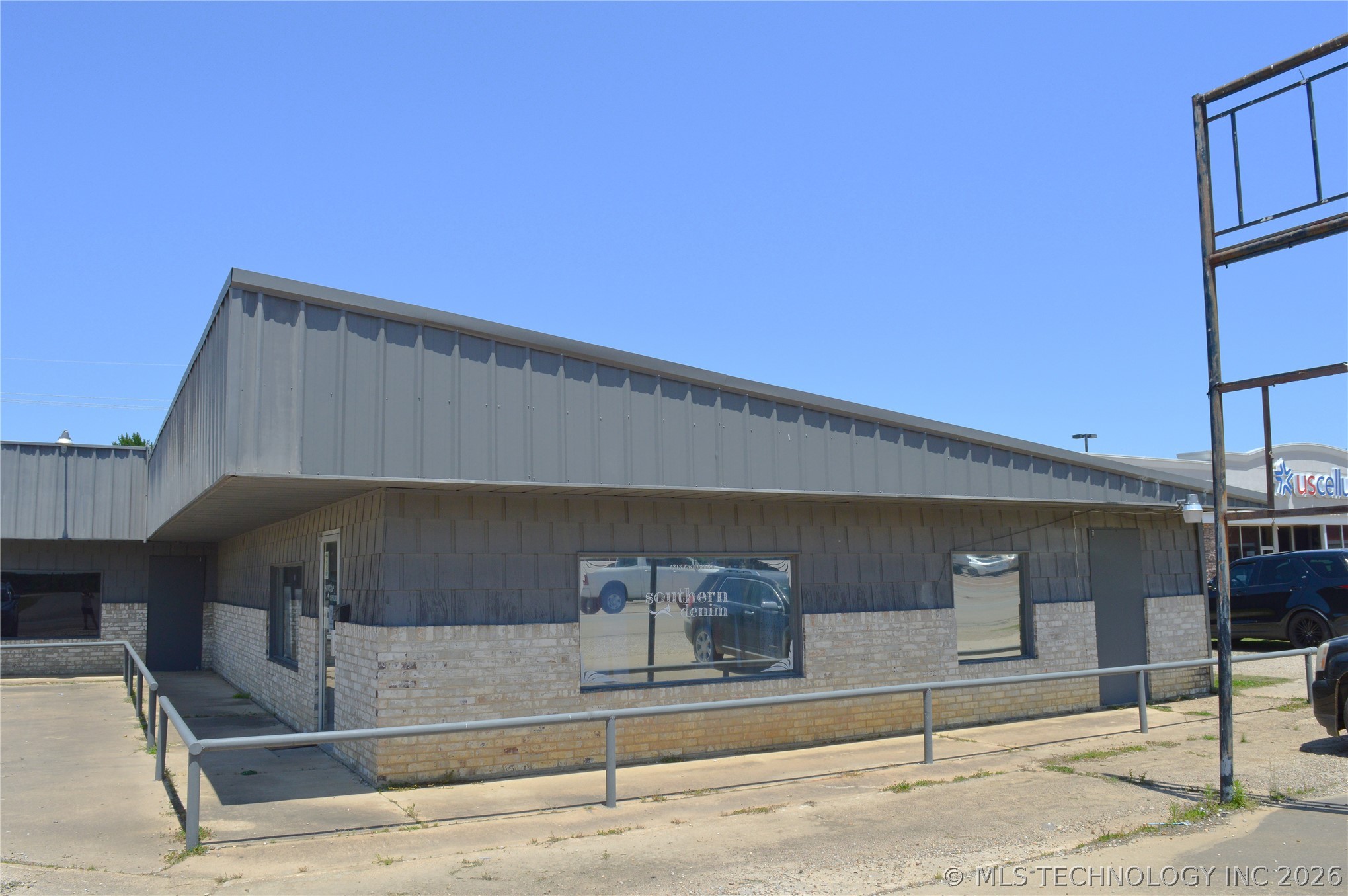1207 E Jackson Property Photo 5