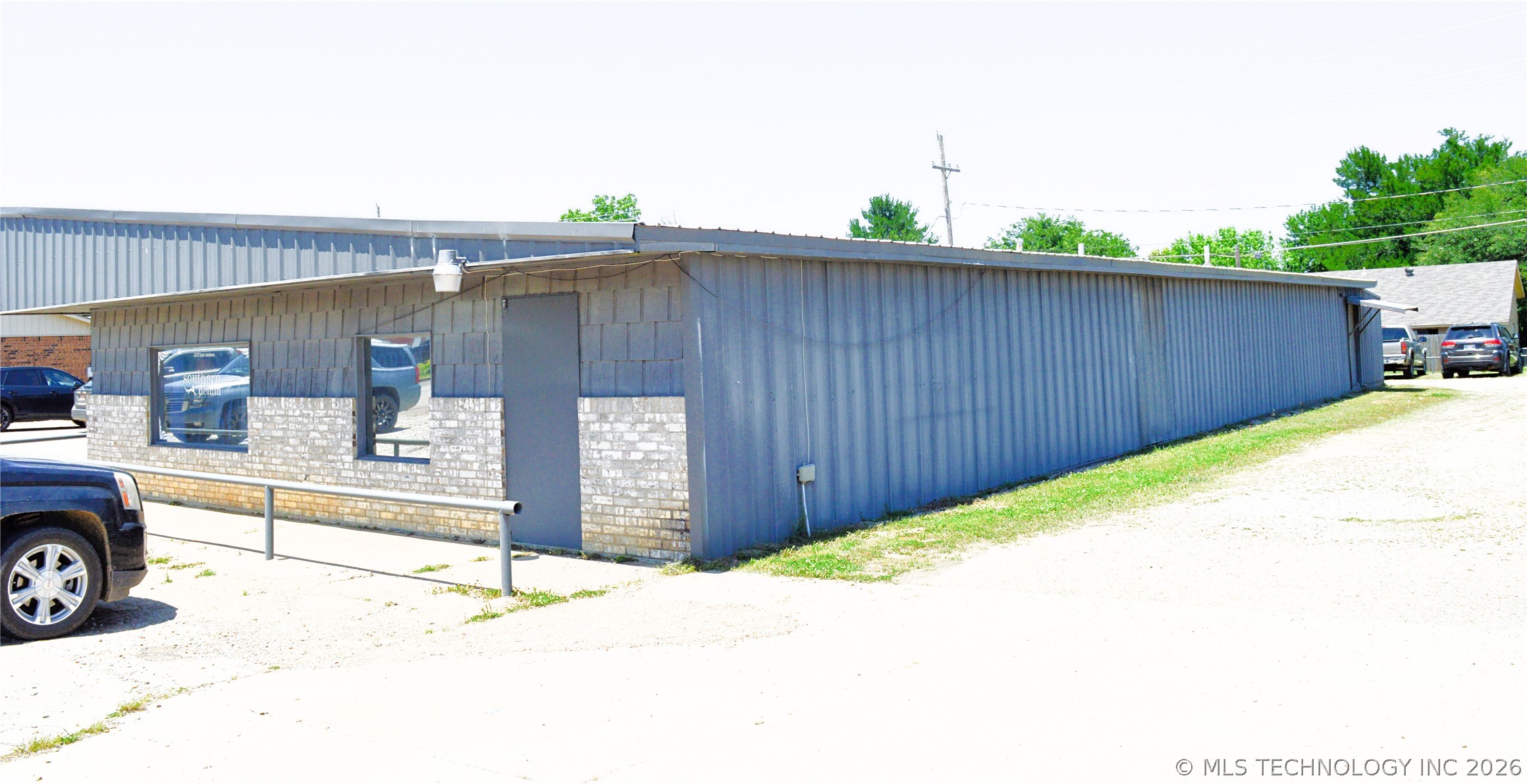 1207 E Jackson Property Photo 6