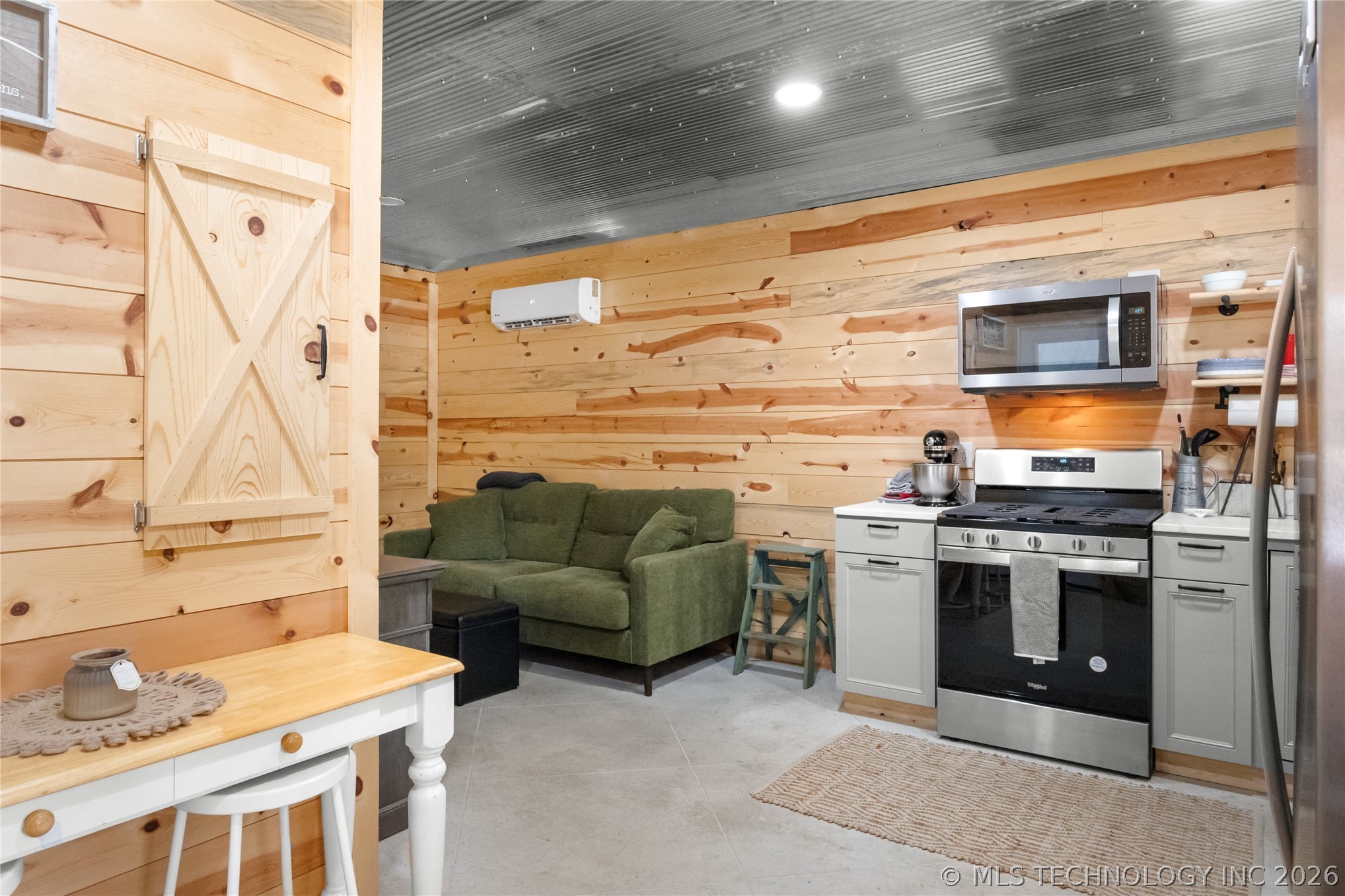 420715 E 1168 Property Photo 8