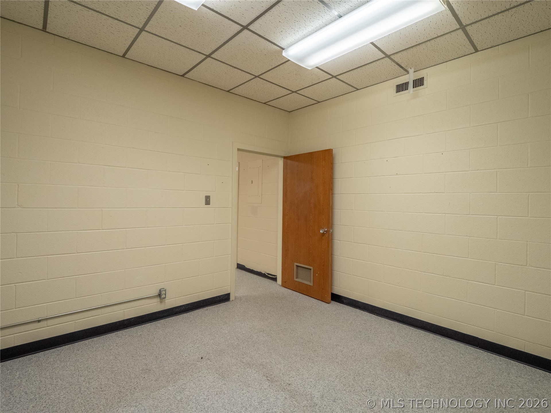 10 E Washington Avenue Property Photo 15