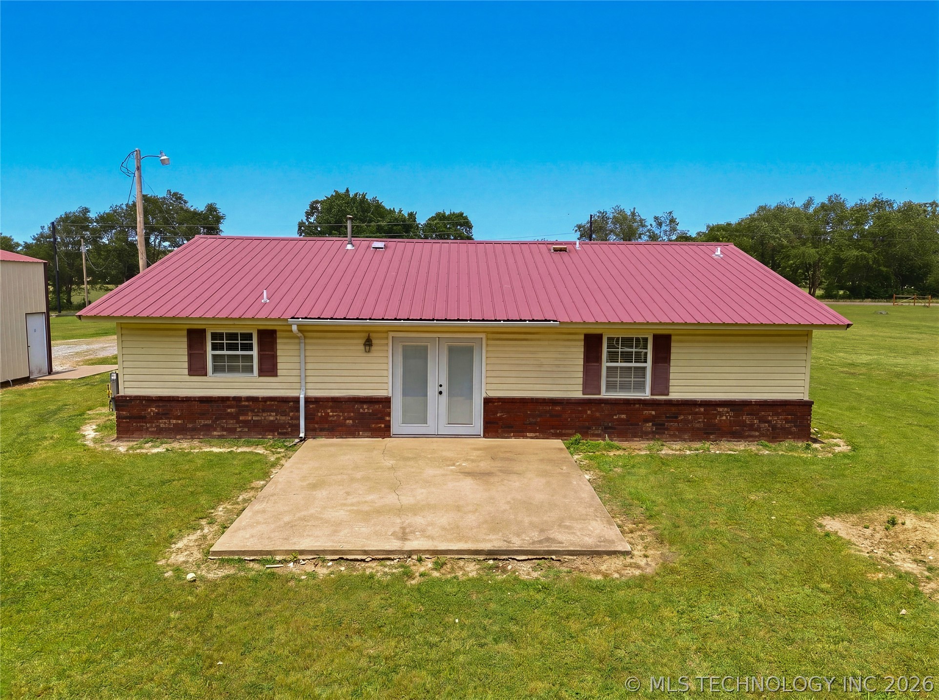 472916 E 705 Road Property Photo 2