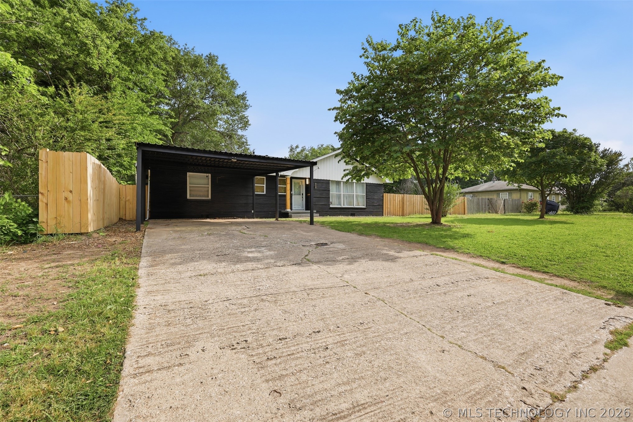 909 W 9th Street Property Photo 6