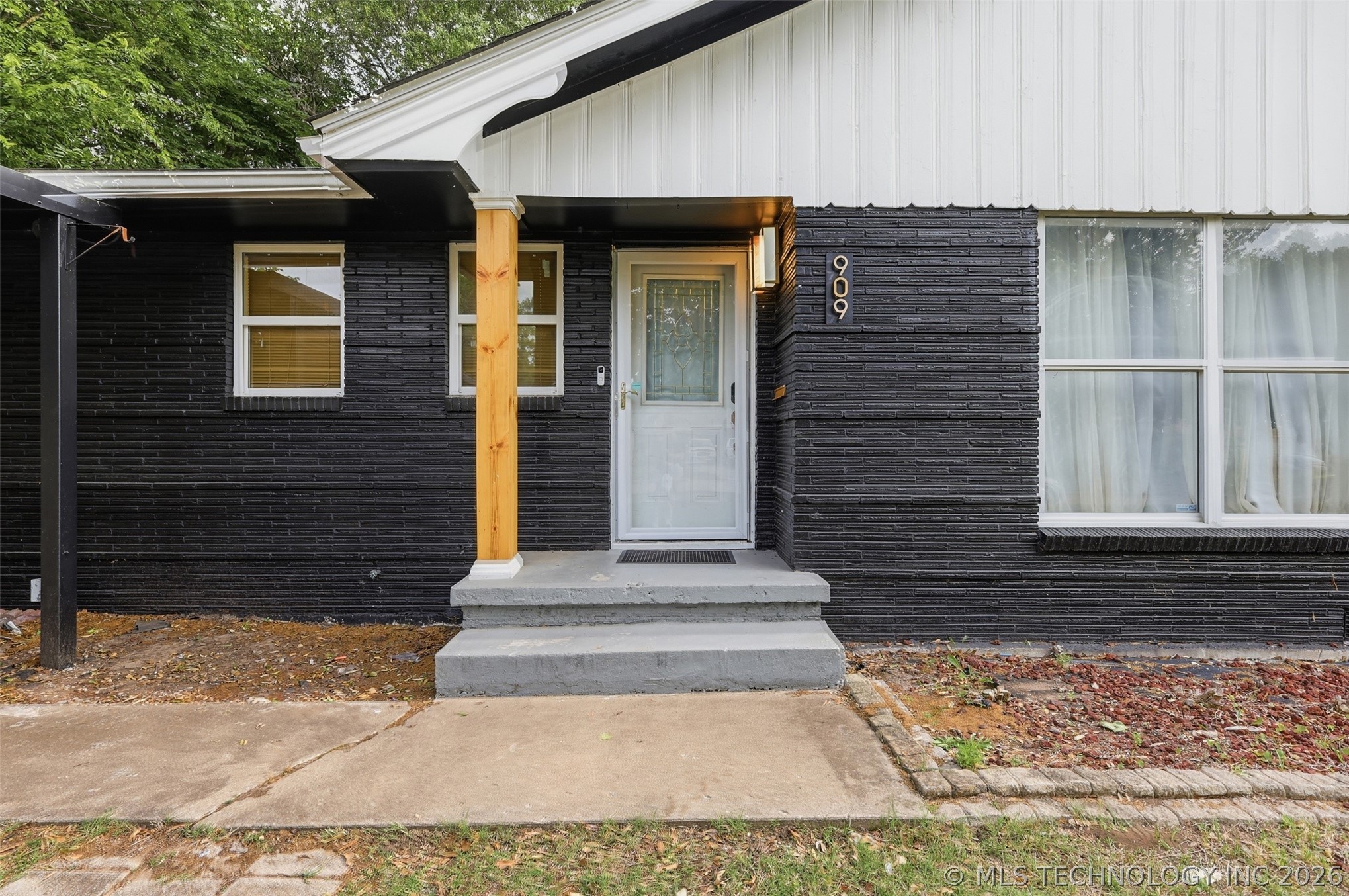 909 W 9th Street Property Photo 8