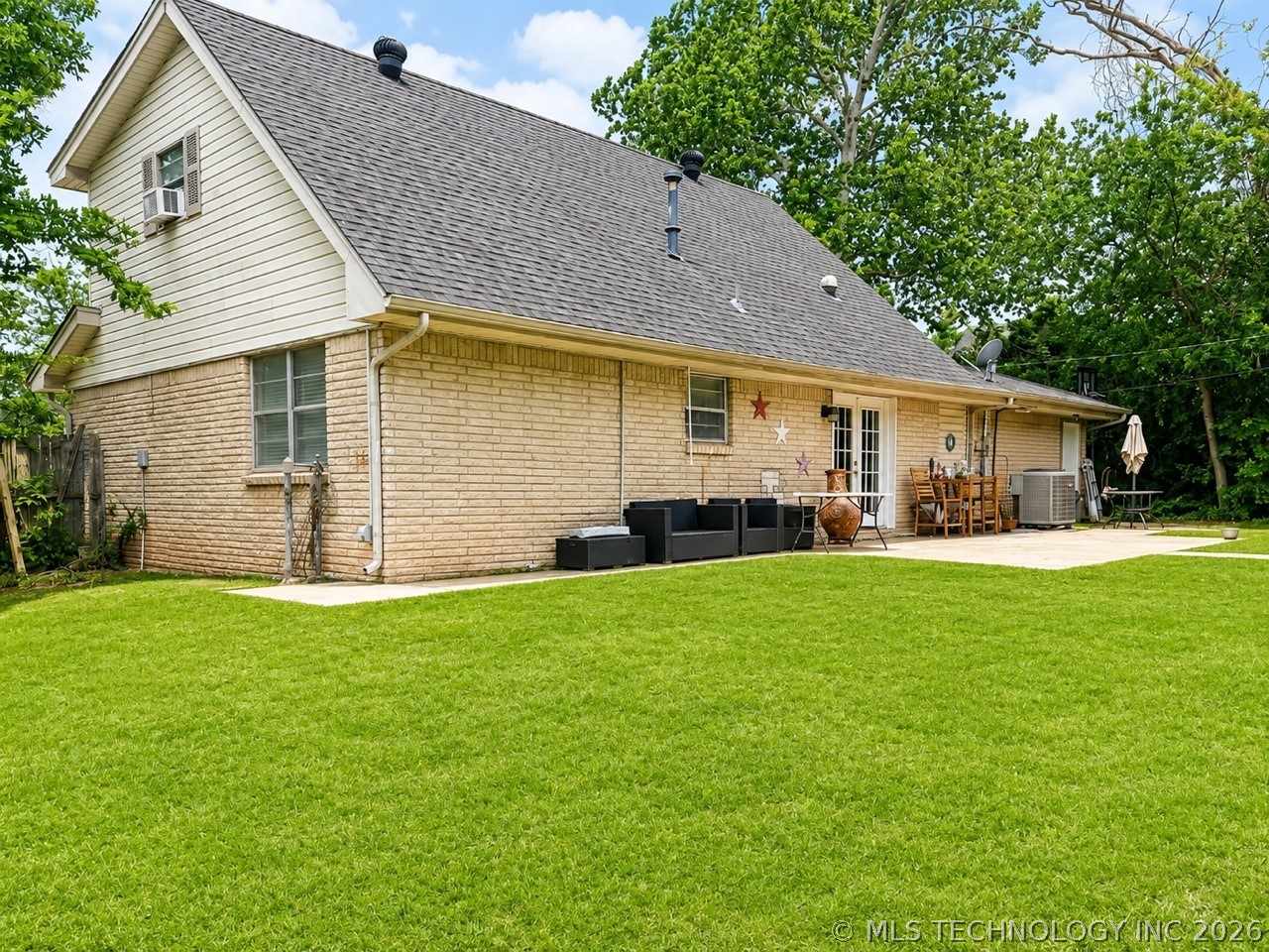 1813 Bellaire Circle Property Photo 2