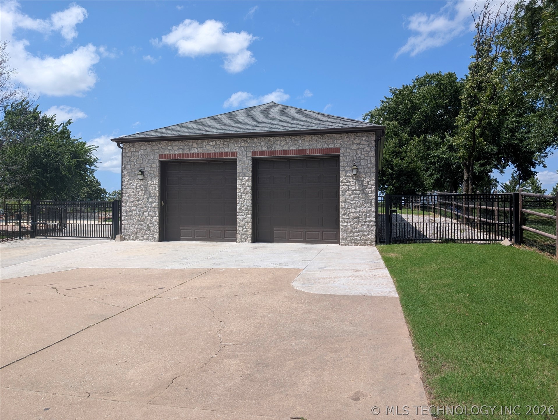 4809 Oak Leaf Drive Property Photo 5