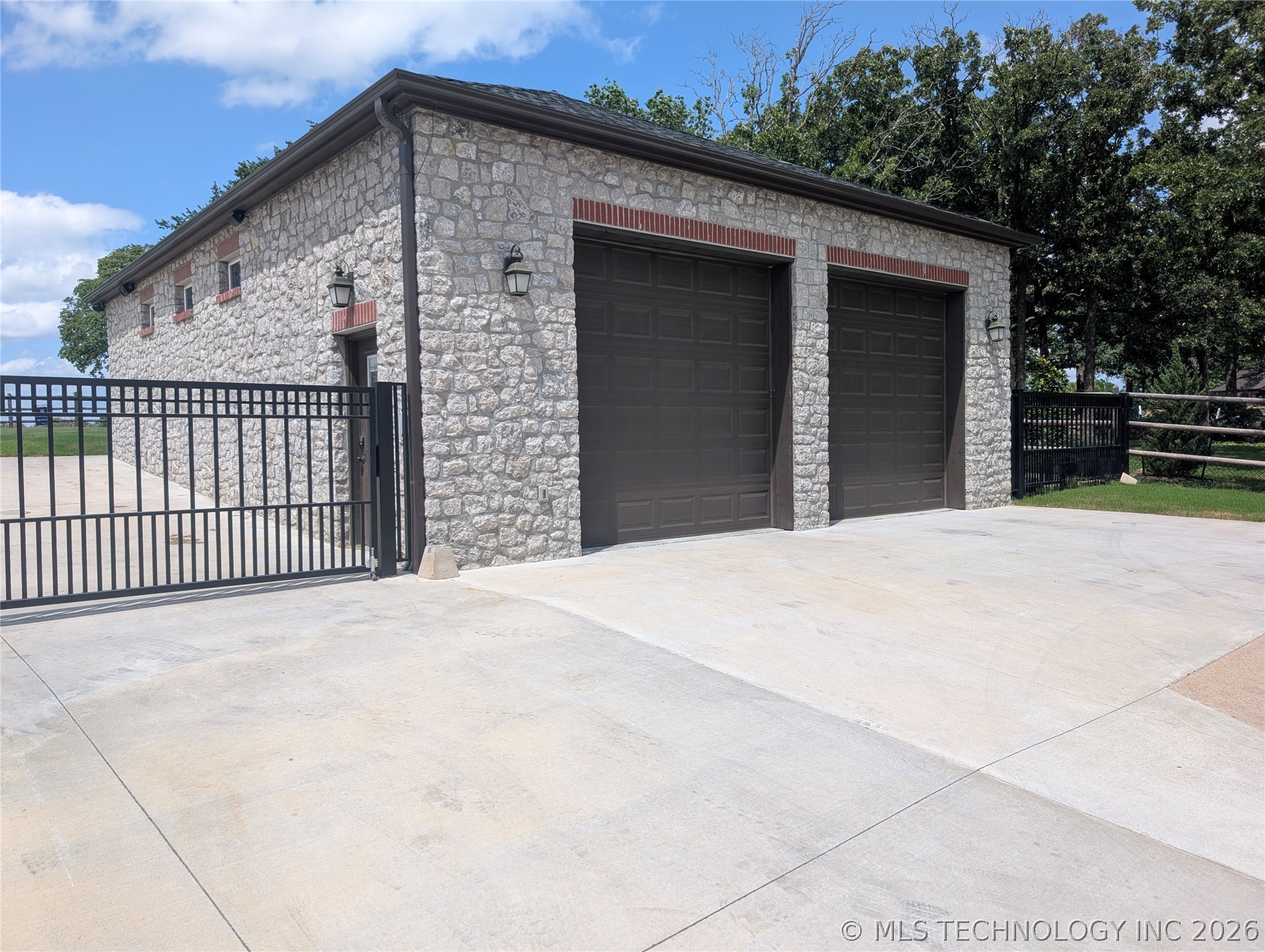 4809 Oak Leaf Drive Property Photo 10