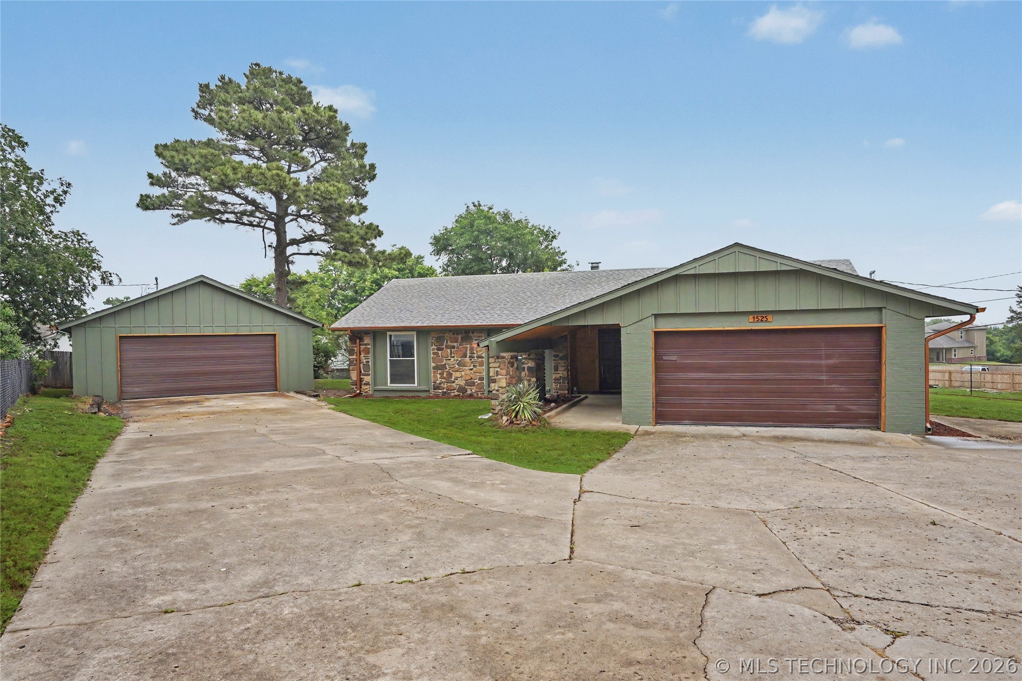 1525 E Valley View Road Property Photo 1
