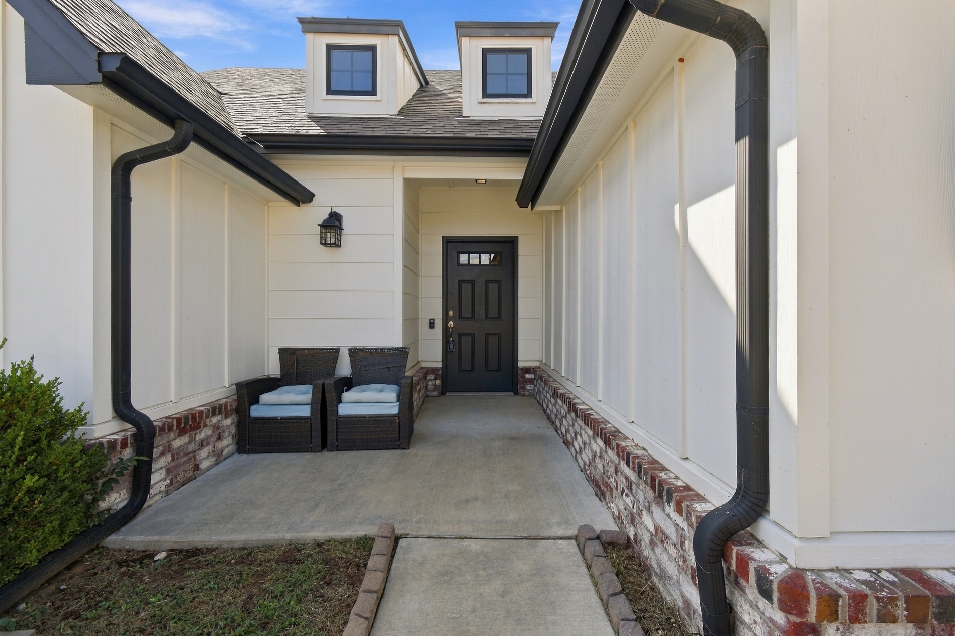 7312 S Indianwood Avenue Property Photo 5