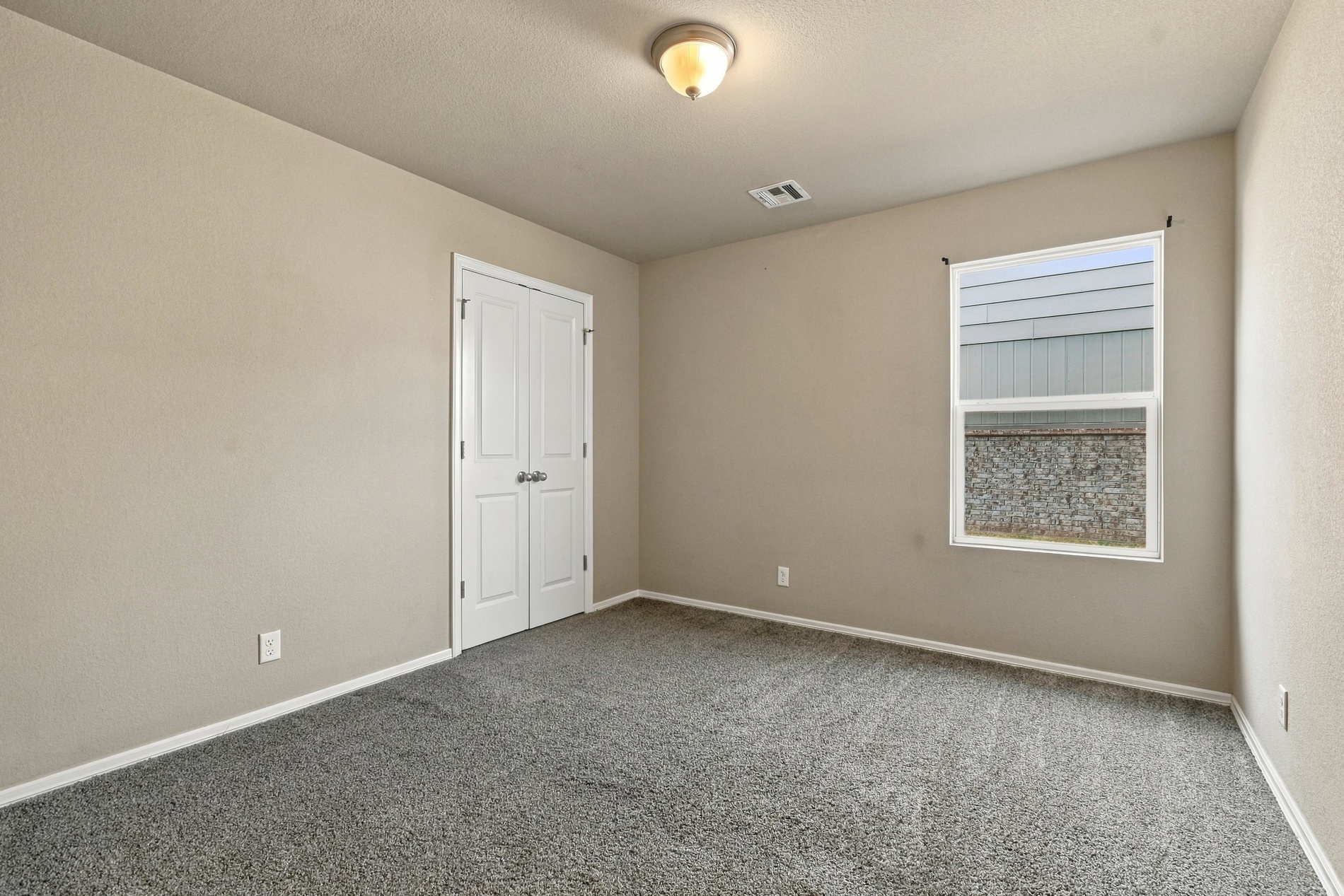 7312 S Indianwood Avenue Property Photo 6