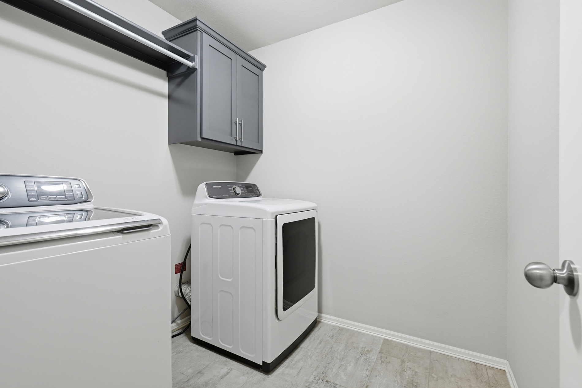 7312 S Indianwood Avenue Property Photo 7