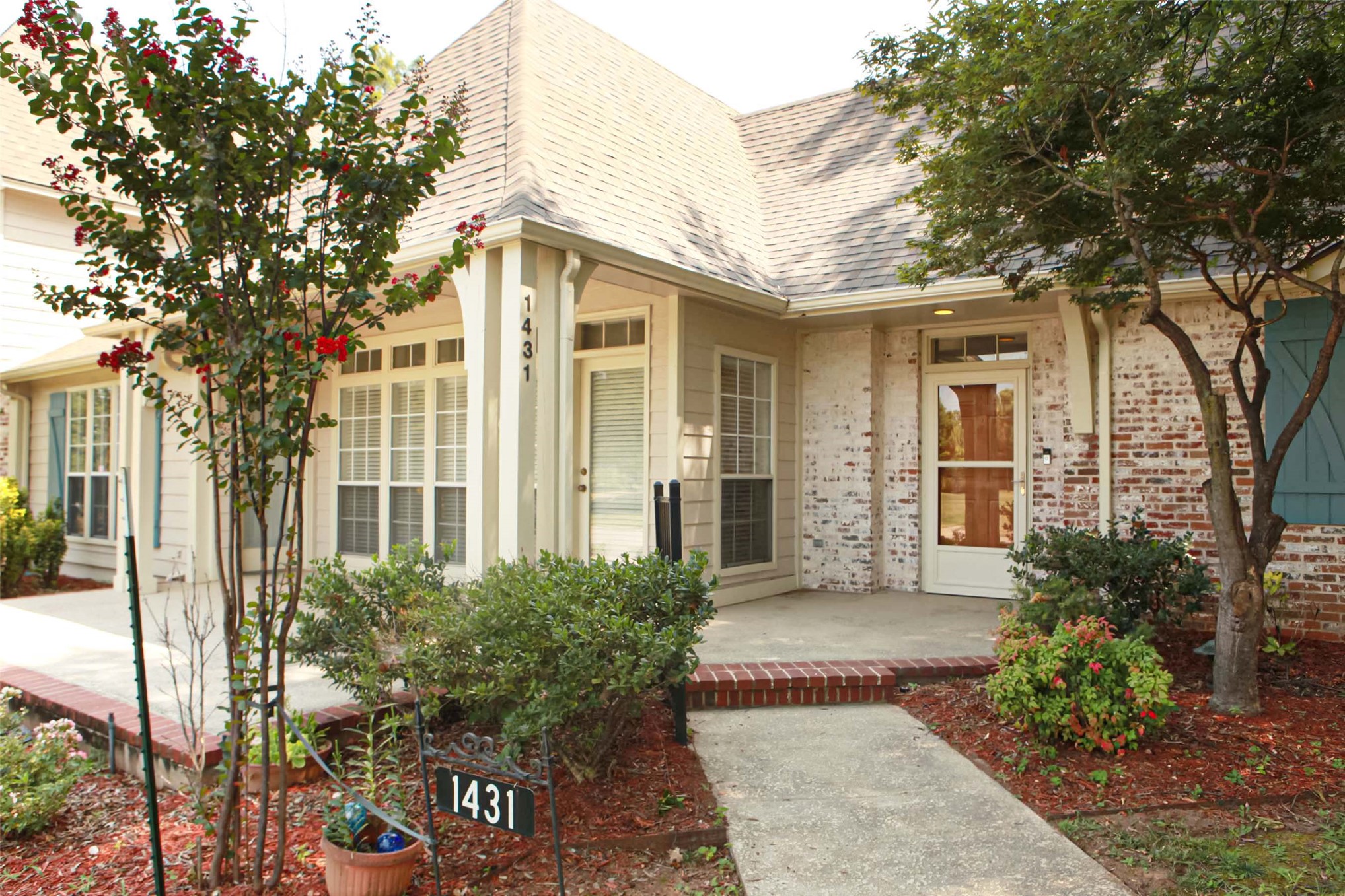 1431 S Newport Avenue Property Photo 4