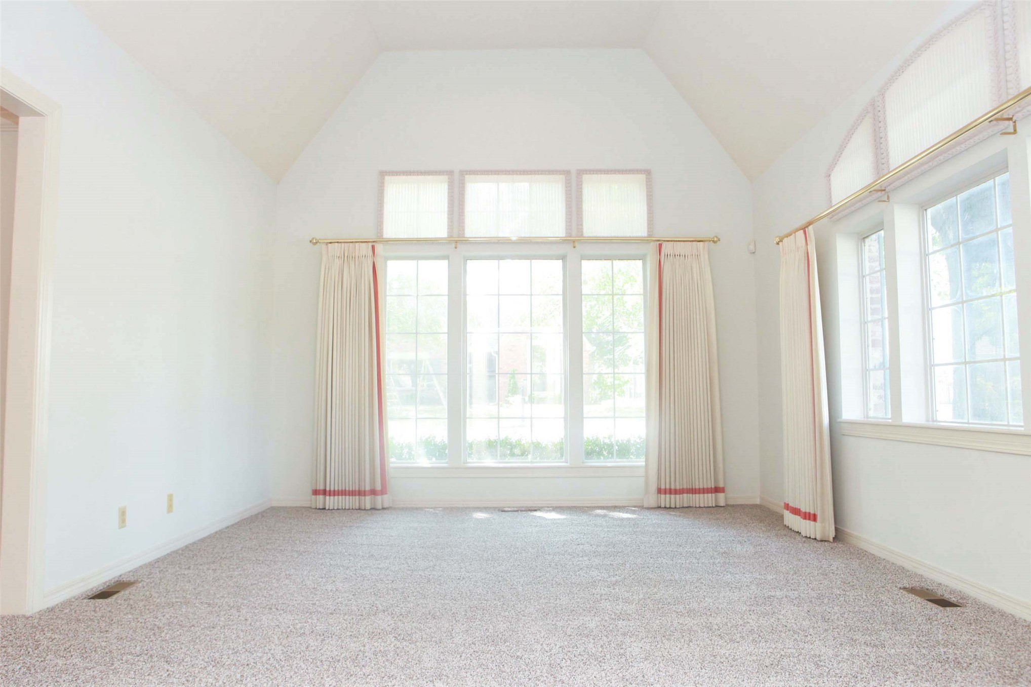 1431 S Newport Avenue Property Photo 6