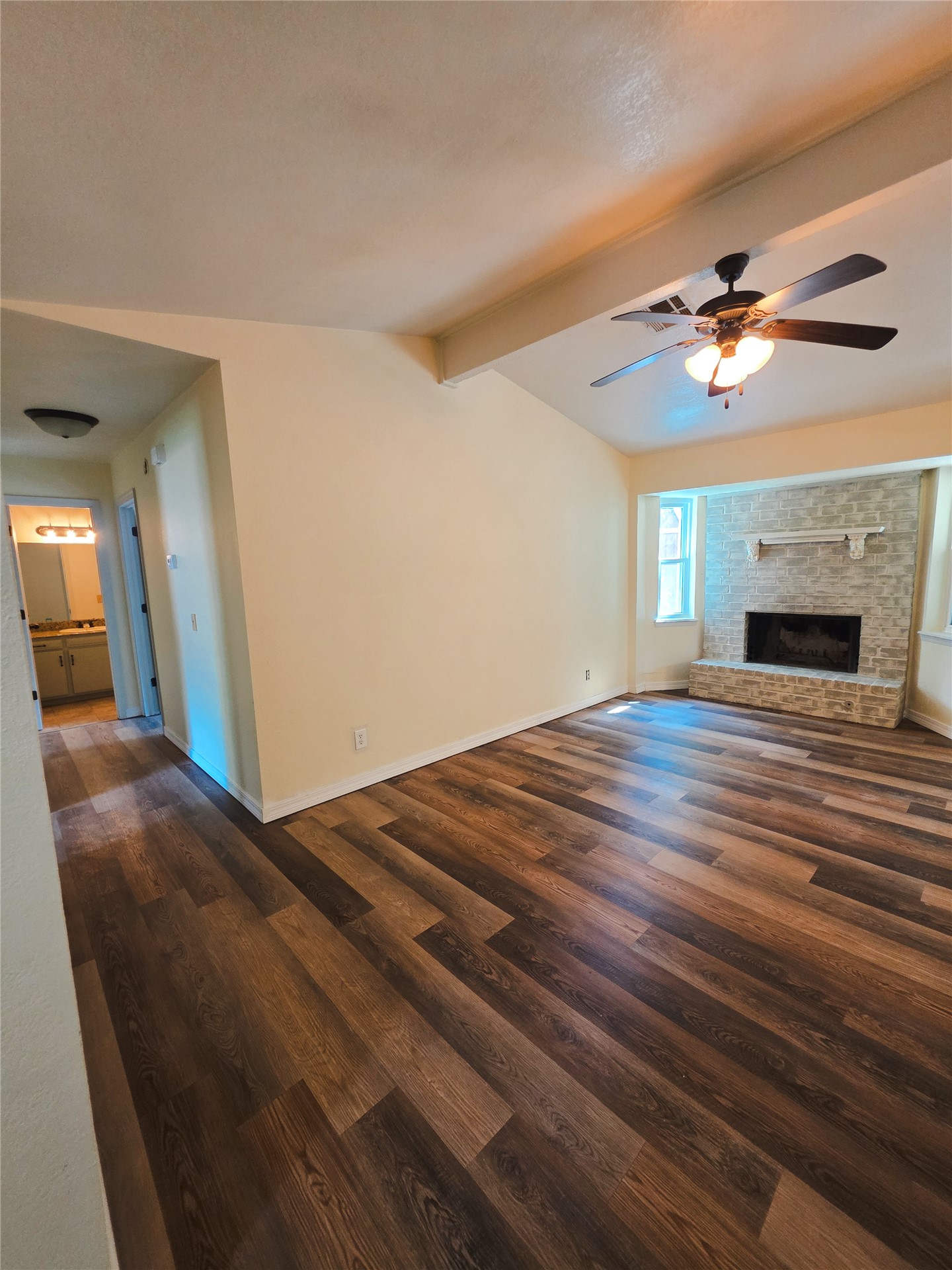 209 E Austin Street Property Photo 4