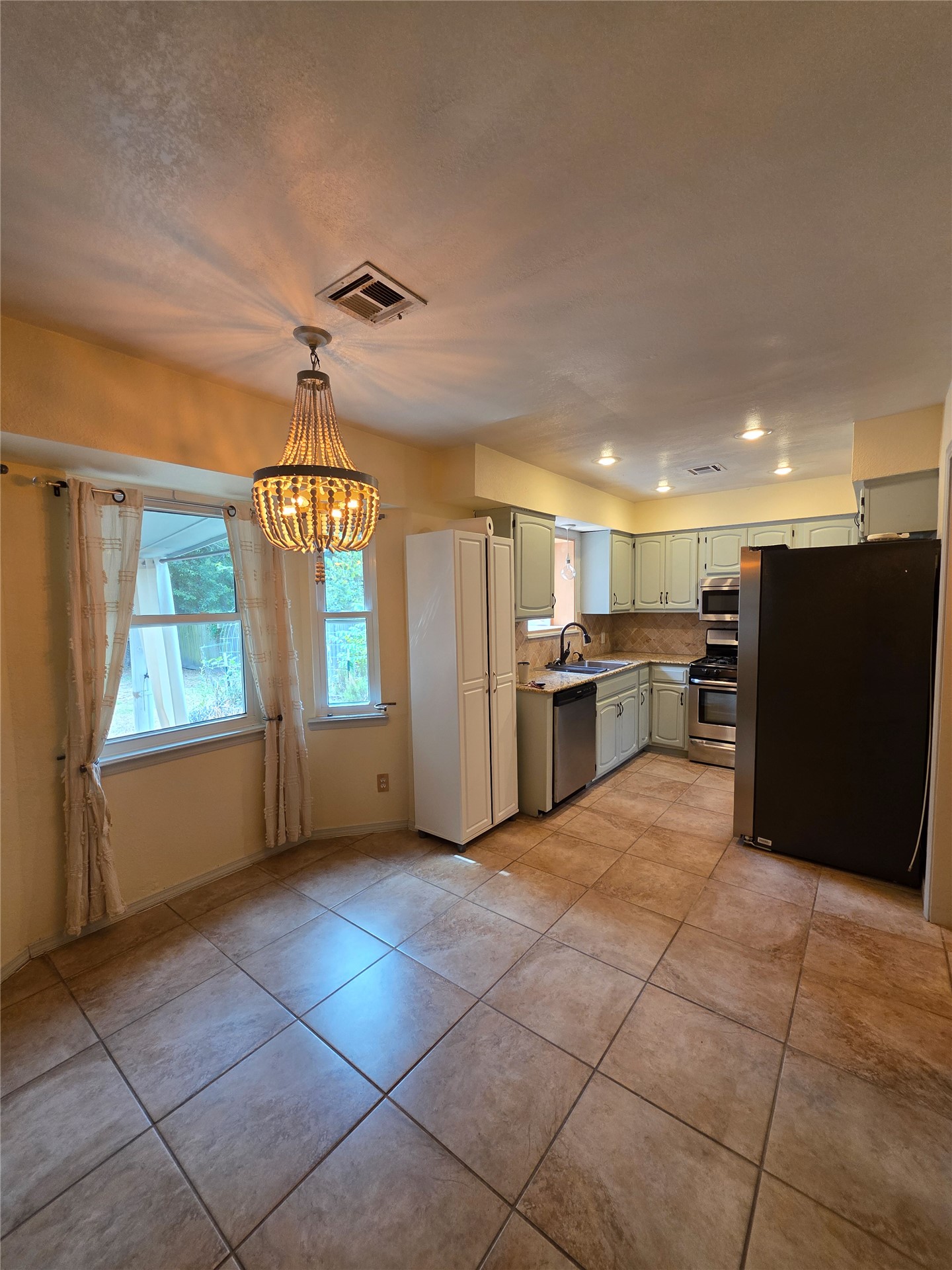 209 E Austin Street Property Photo 5