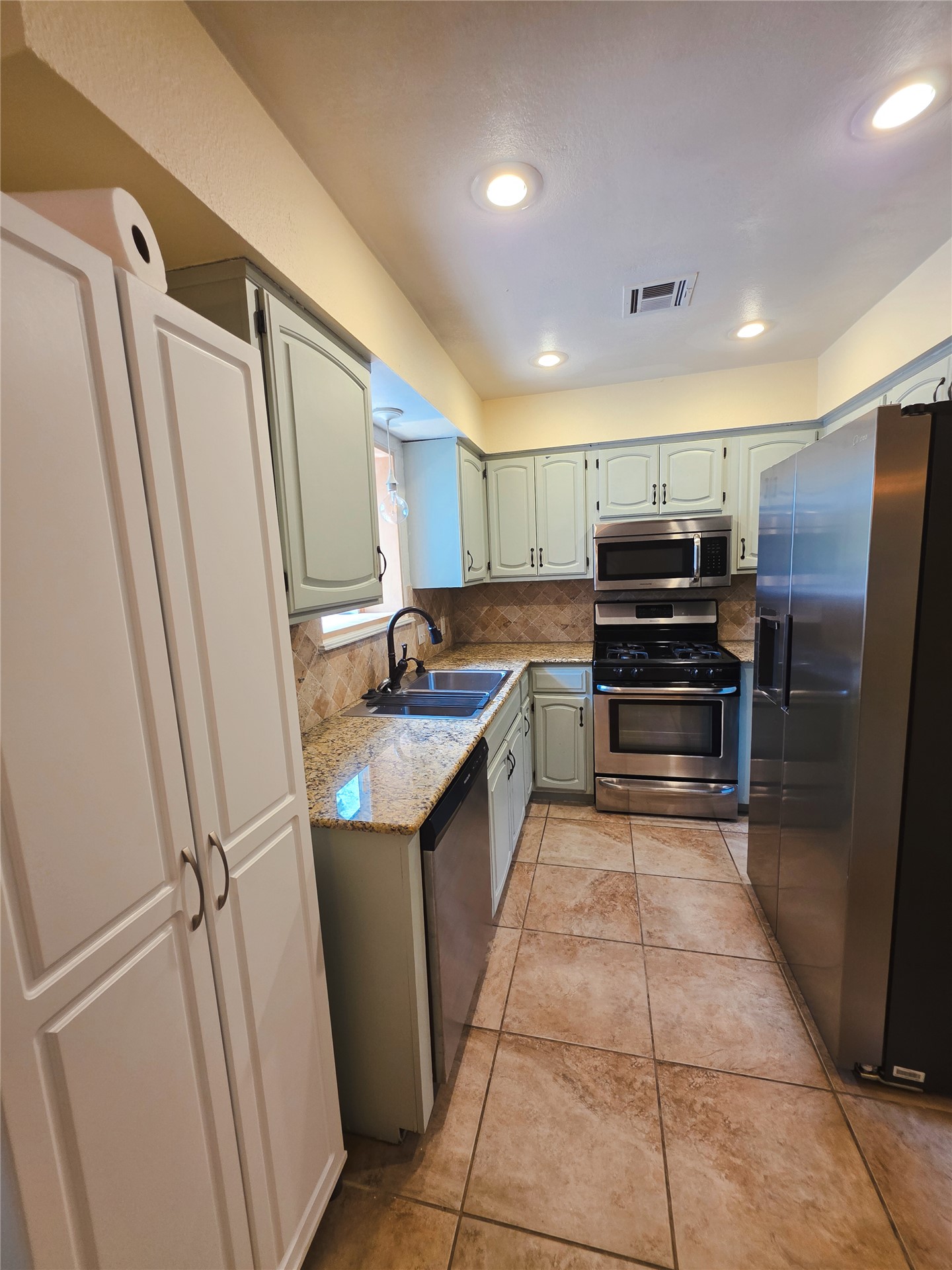 209 E Austin Street Property Photo 6
