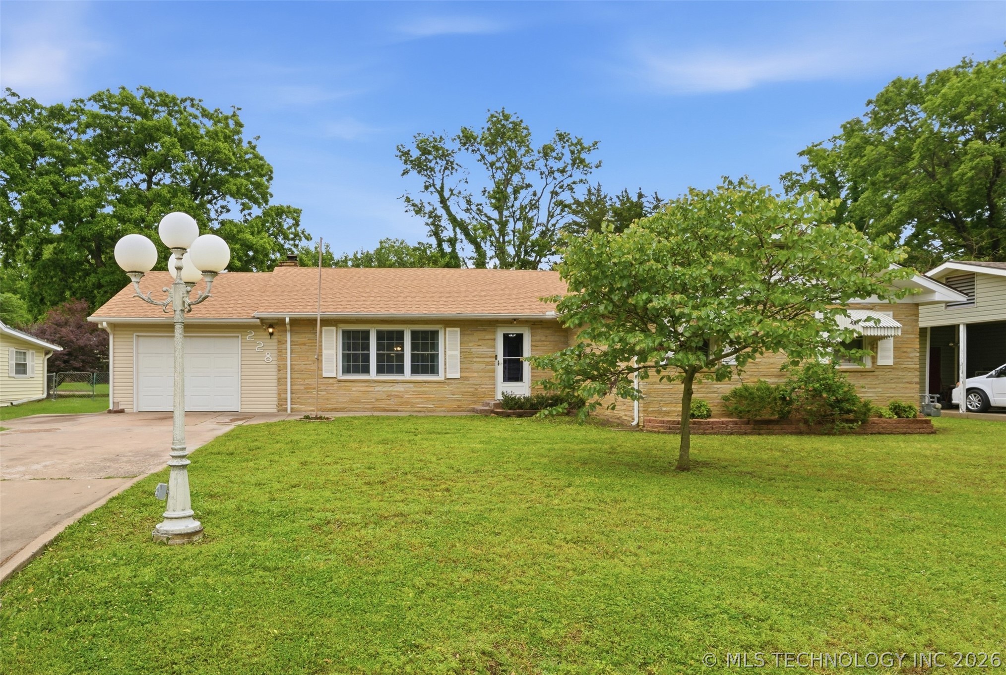 228 S Bell Property Photo 1